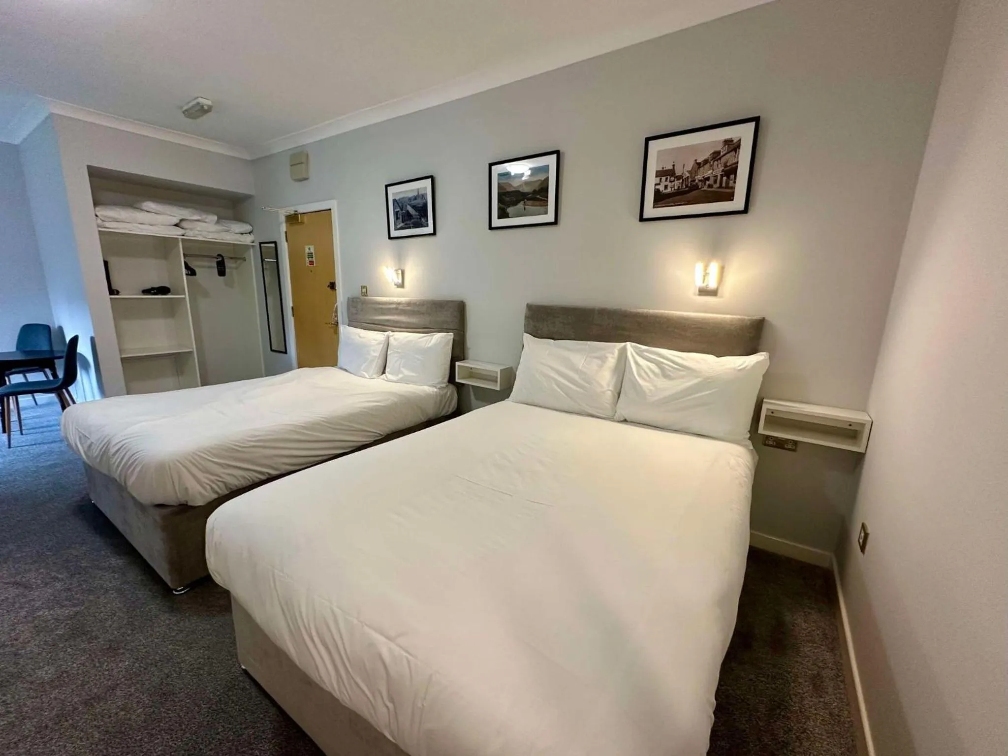 Bedroom, Bed in Airlie Arms Hotel