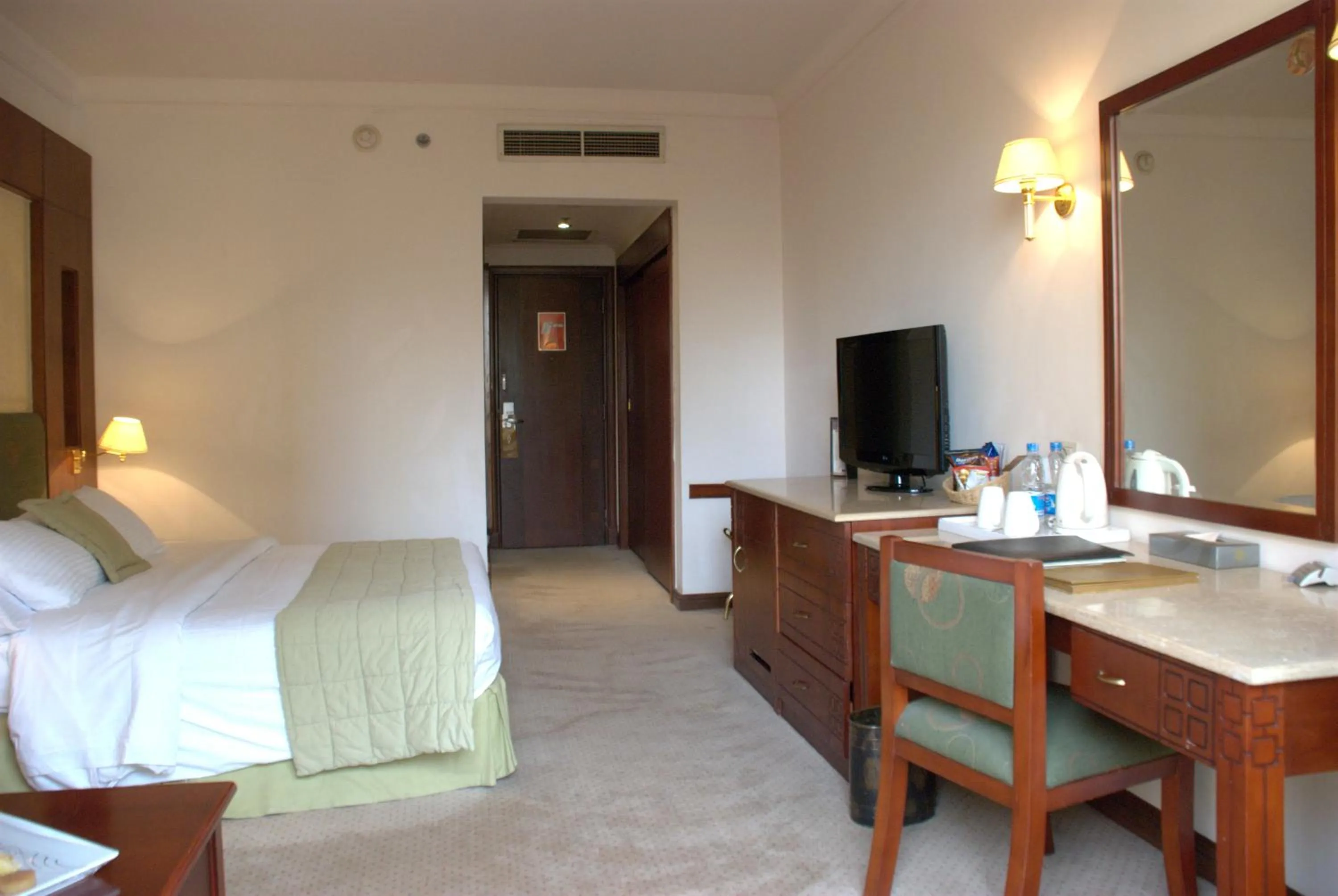 Photo of the whole room, Bed in Safir Hotel Cairo