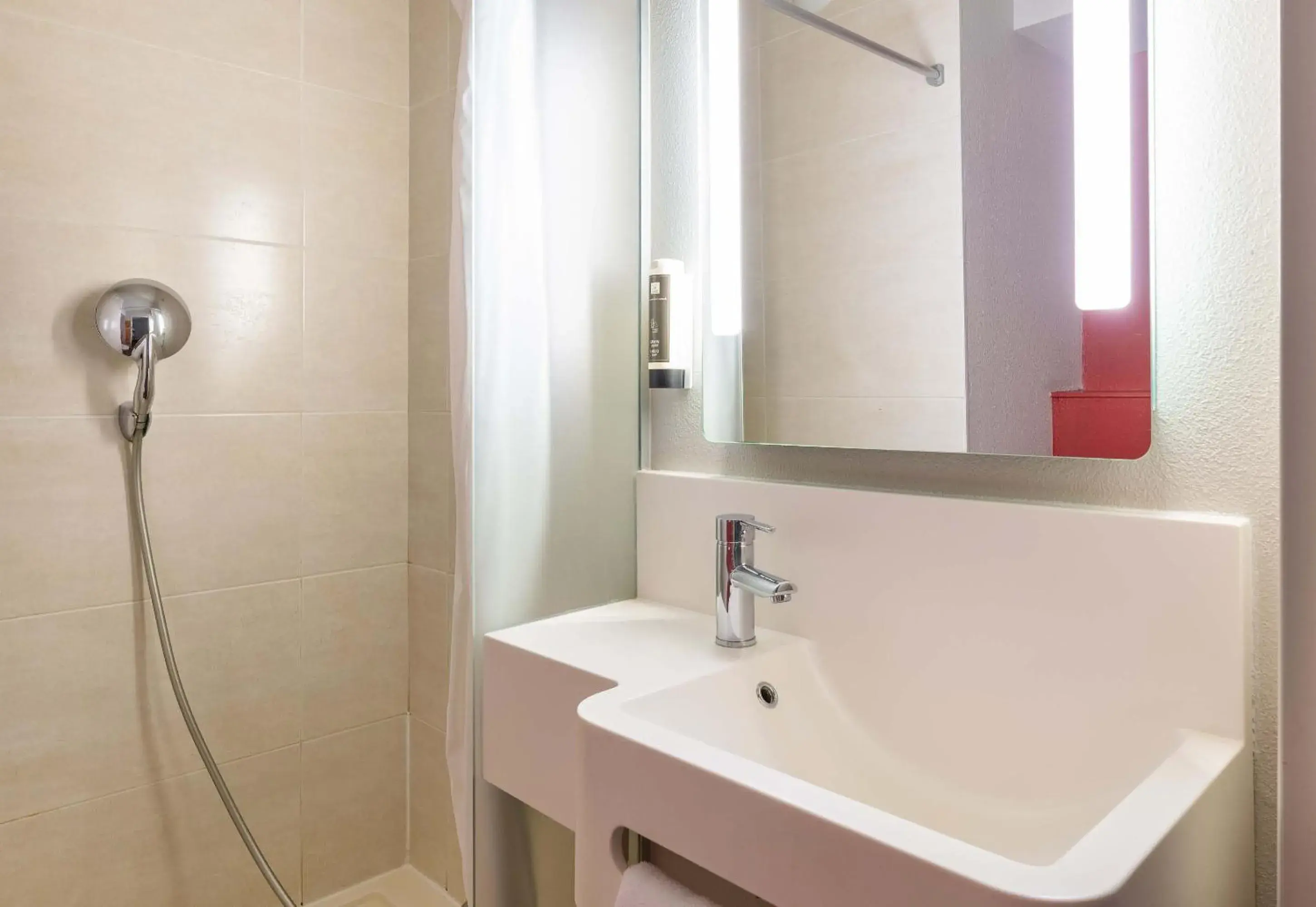 Bathroom in B&B HOTEL Lyon Caluire Cité Internationale Bathroom in B&B HOTEL Lyon Caluire Cité Internationale