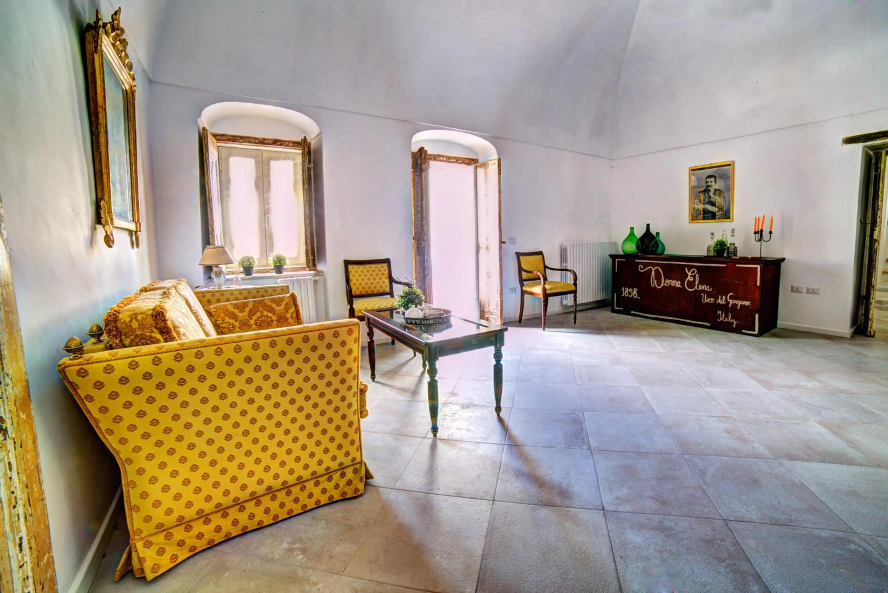 Seating area in Donna Elena