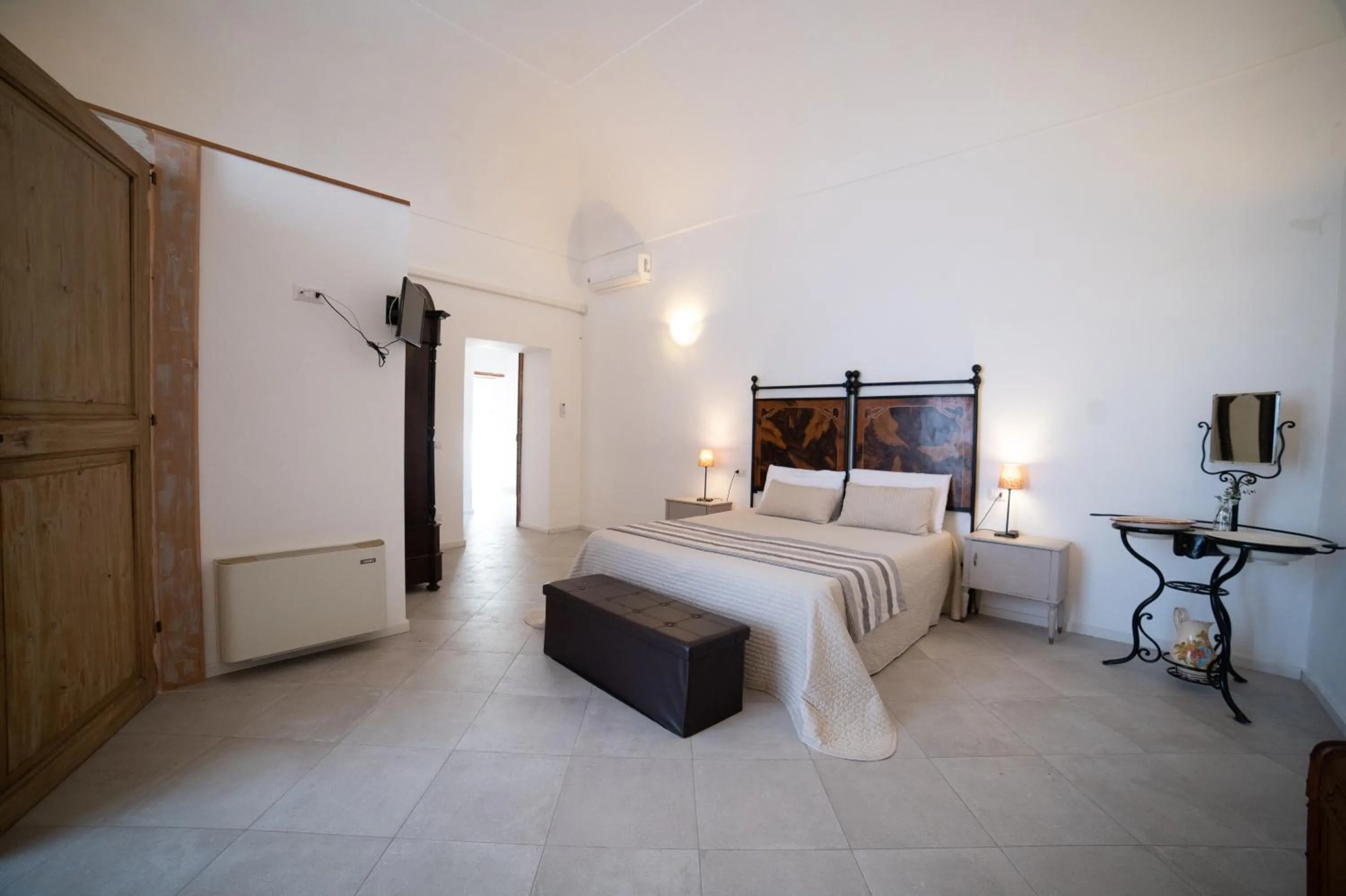 Photo of the whole room, Bed in Donna Elena