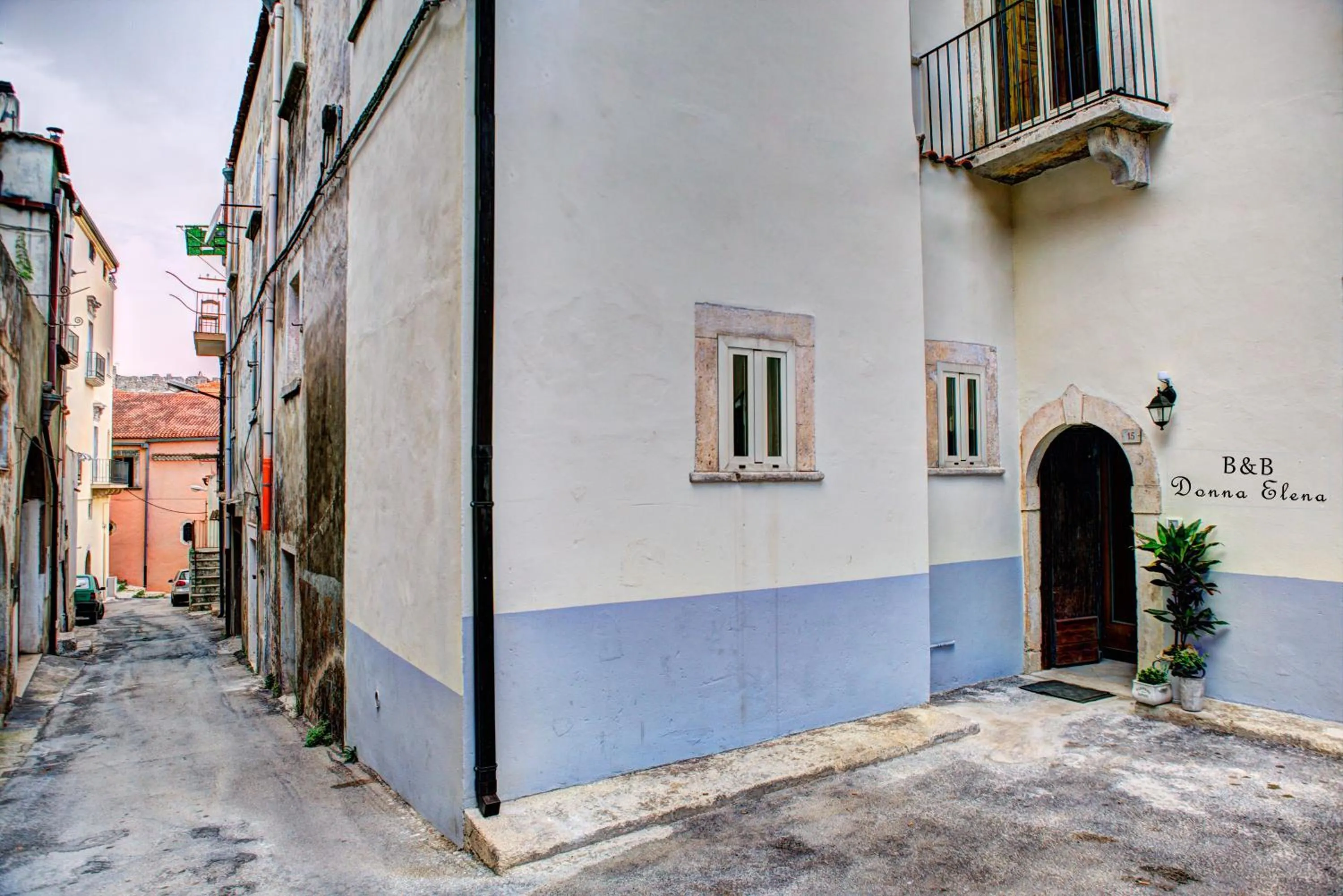 Facade/entrance in Donna Elena