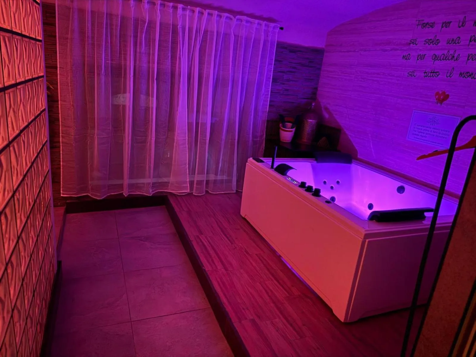 Hot Tub in Hotel Angioino & Spa