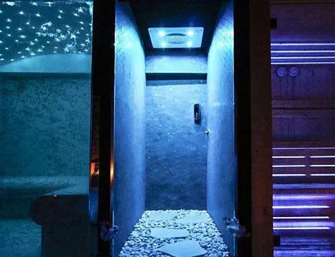 Shower in Hotel Angioino & Spa