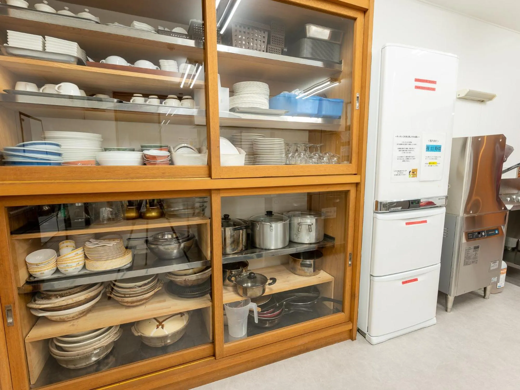 Communal kitchen in Hütte Jil Shirakabako at 1,400m