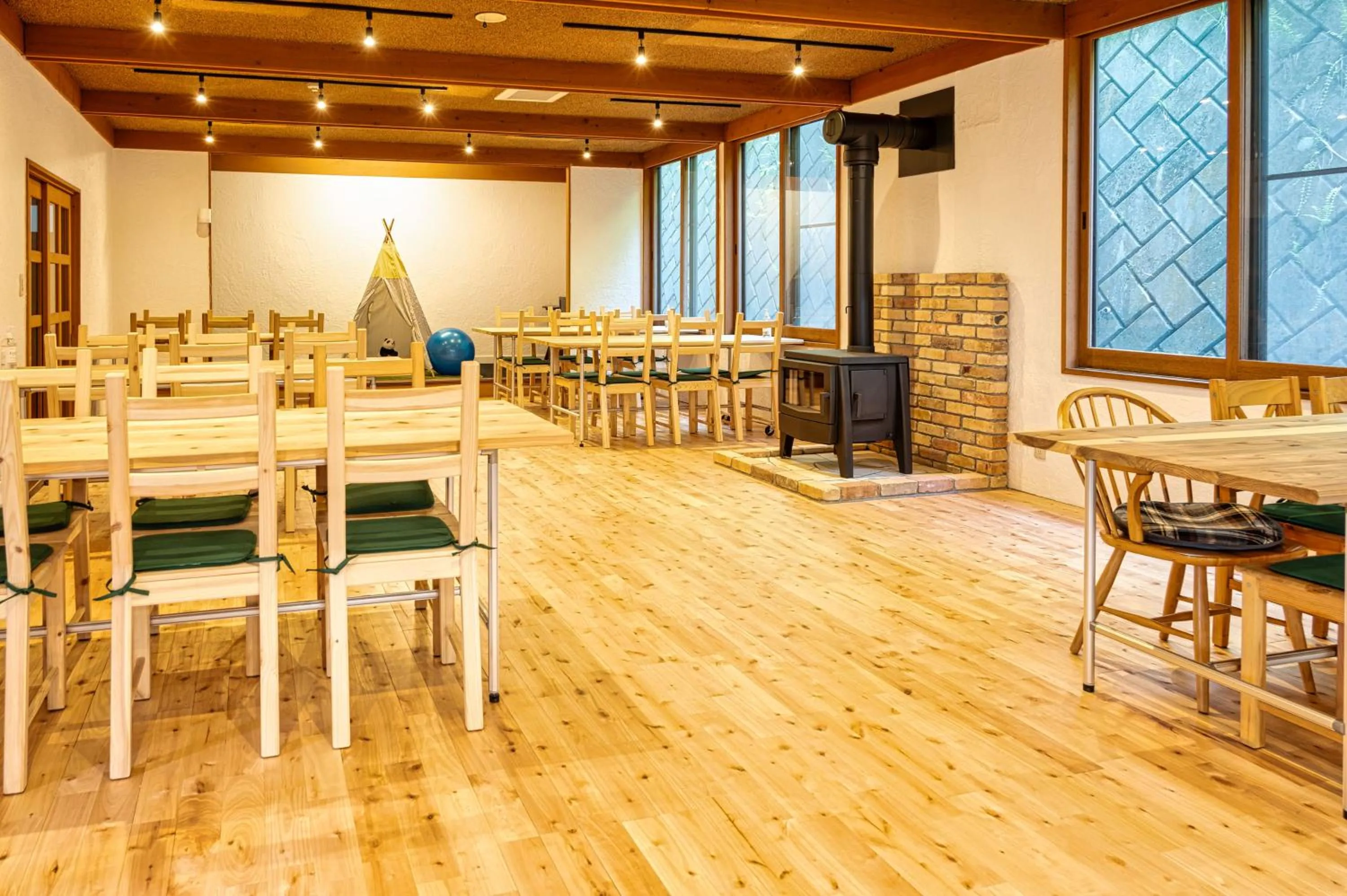 Dining area in Hütte Jil Shirakabako at 1,400m