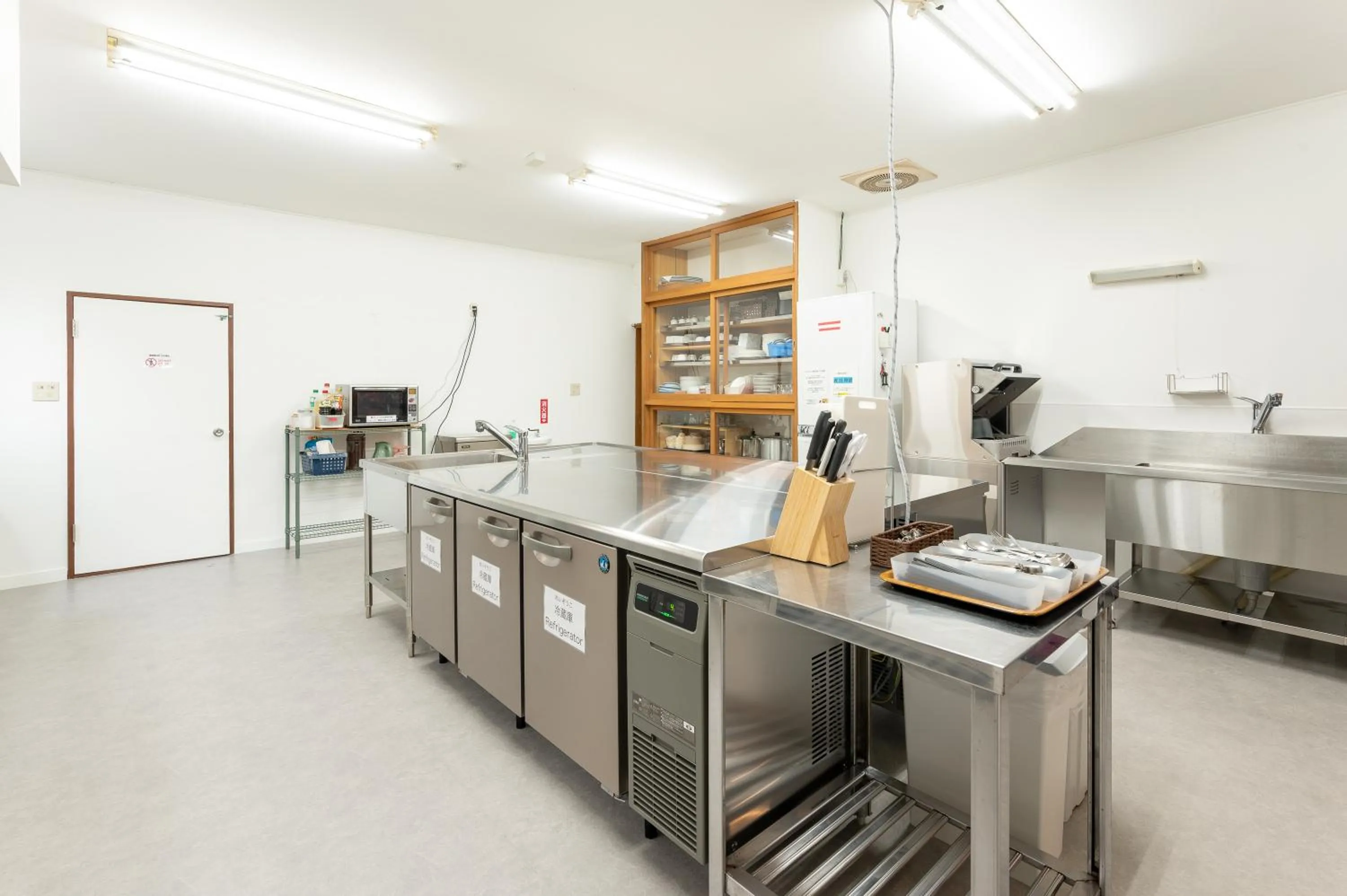 Communal kitchen in Hütte Jil Shirakabako at 1,400m