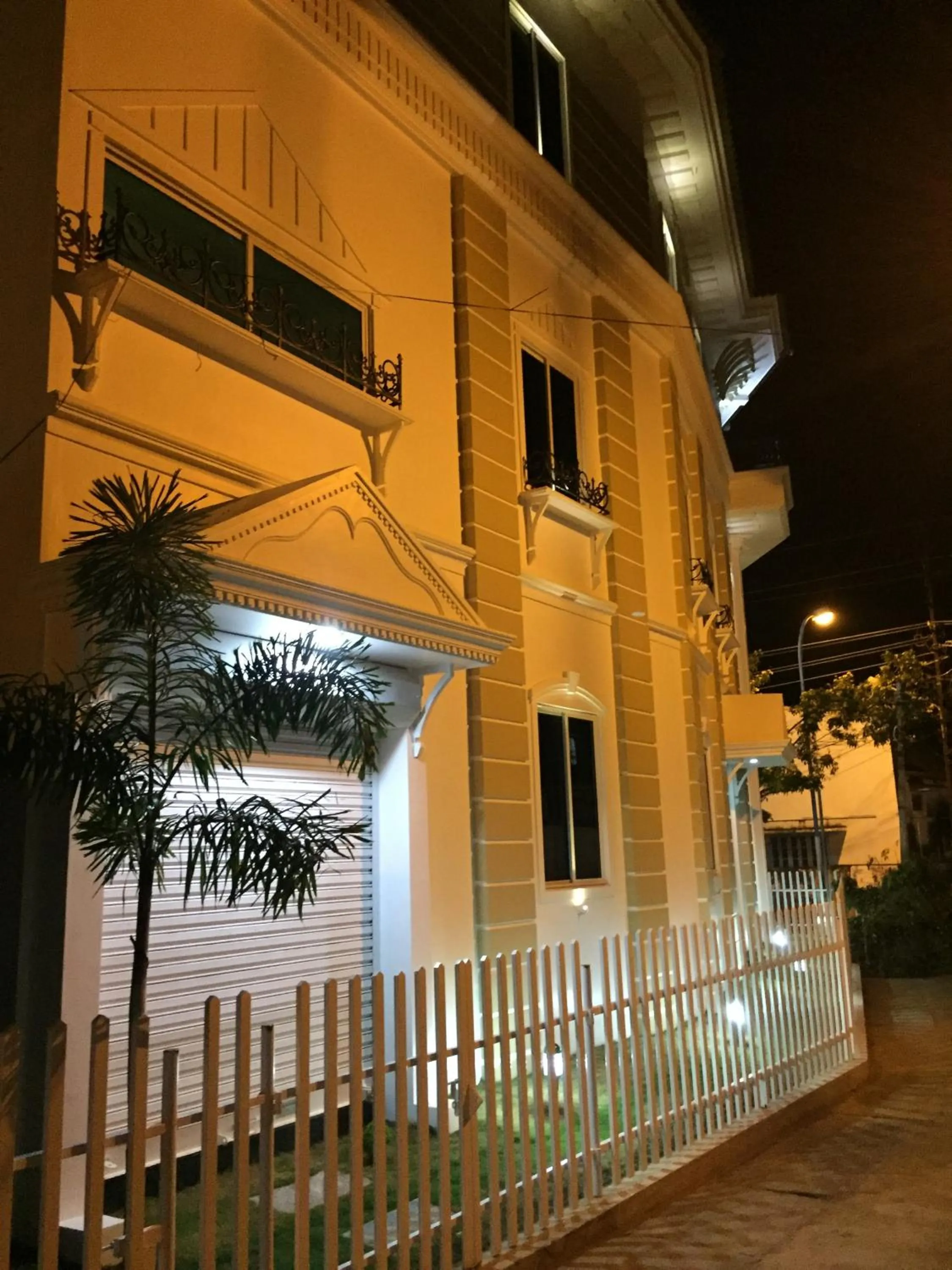 Decorative detail in Daffodils Spice Court