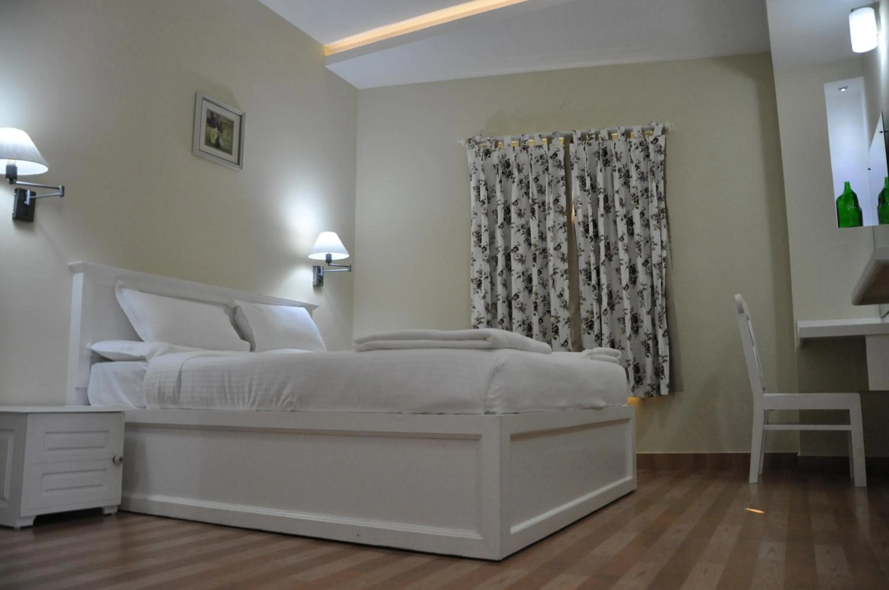 Bedroom, Bed in Daffodils Spice Court