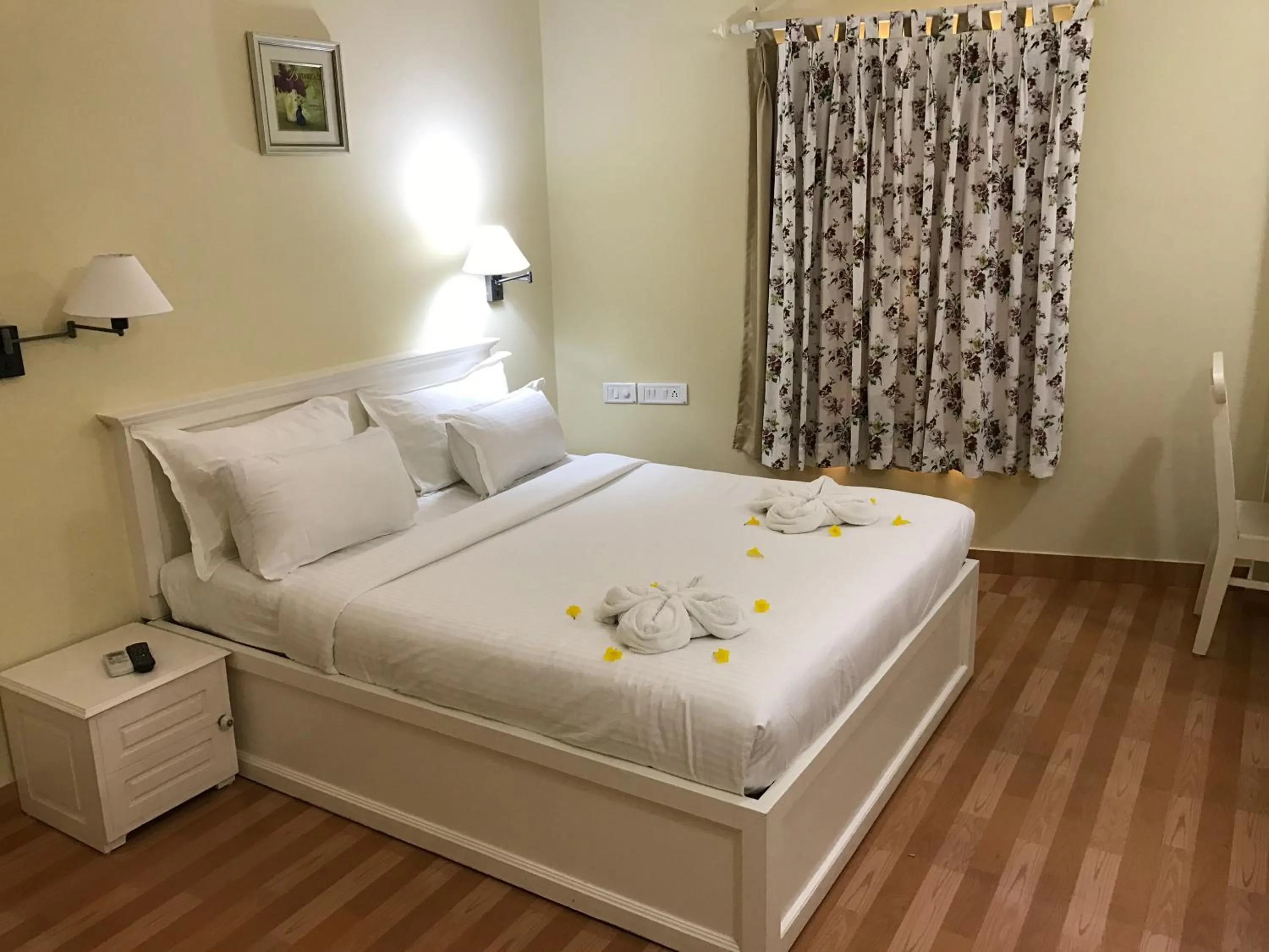 Bedroom, Bed in Daffodils Spice Court