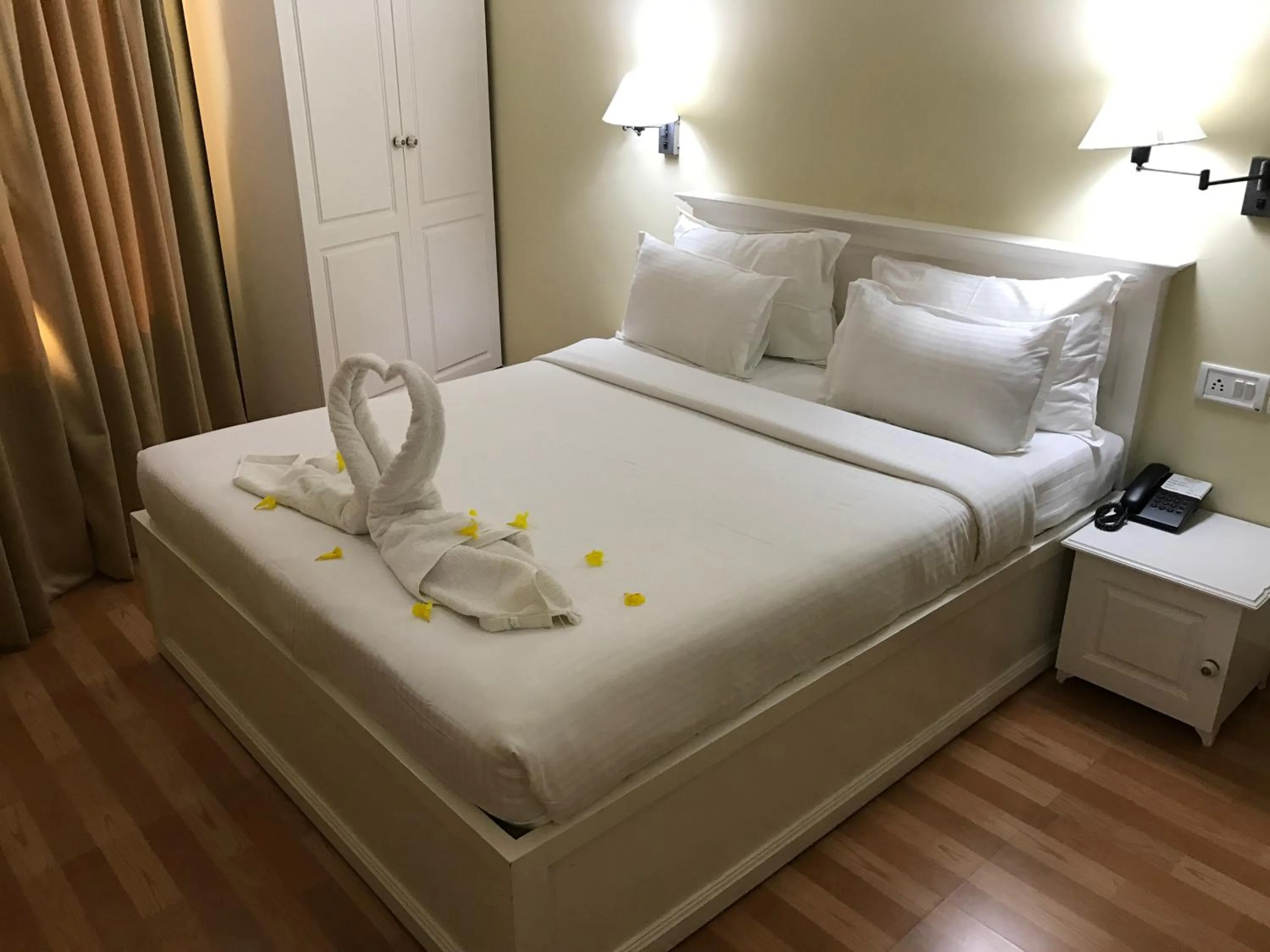 Bedroom, Bed in Daffodils Spice Court