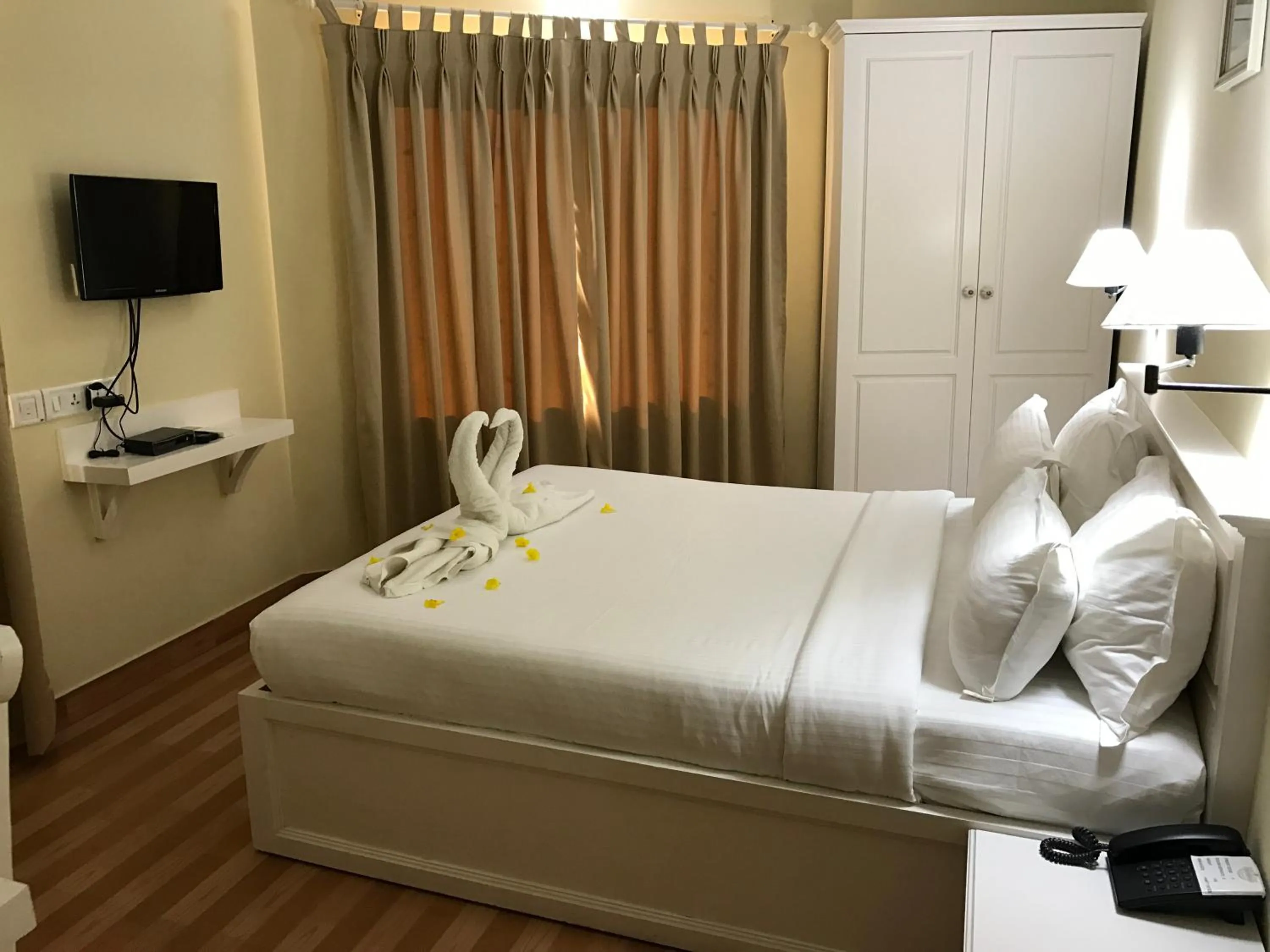 cot, Bed in Daffodils Spice Court