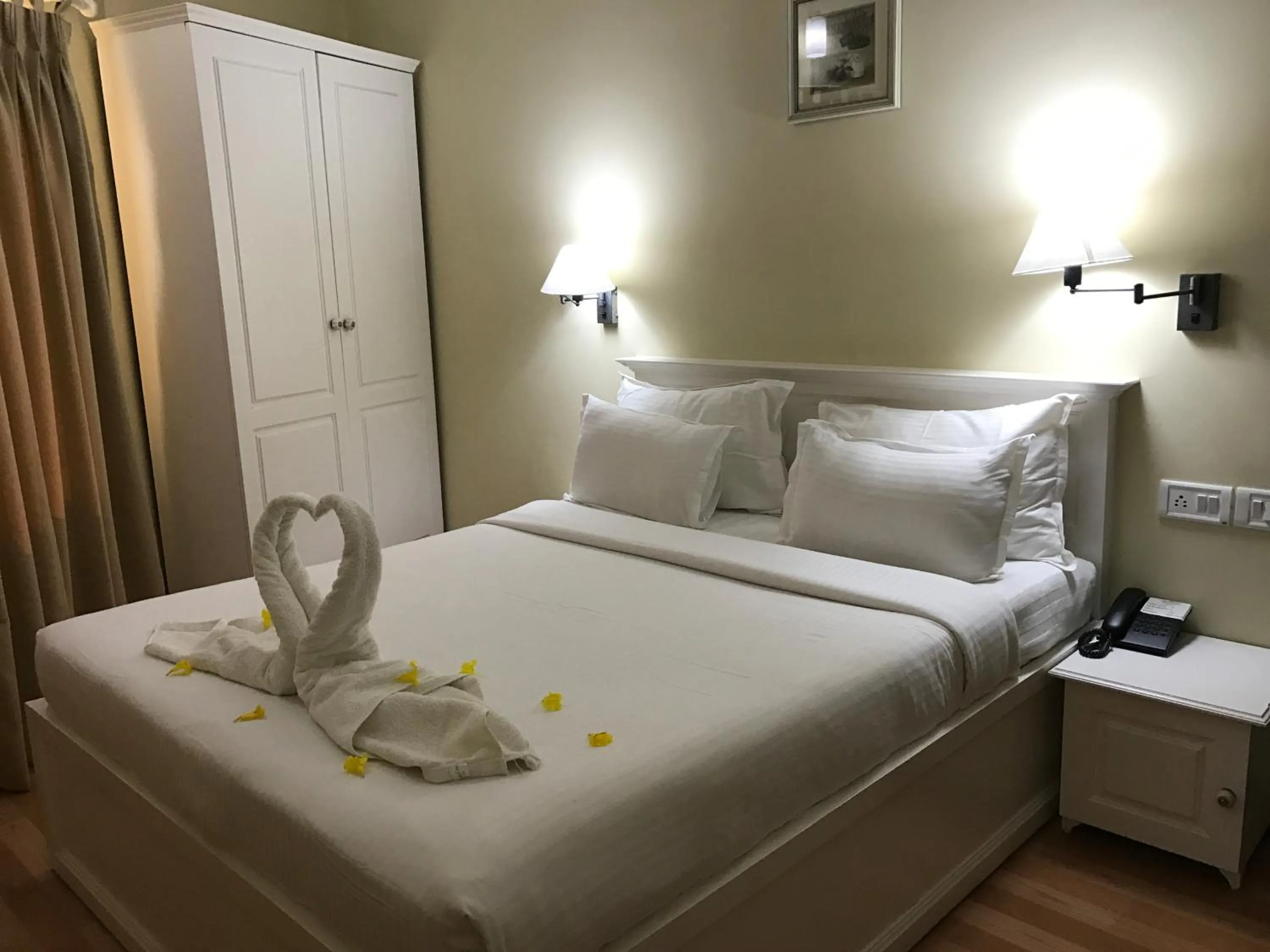 Bedroom, Bed in Daffodils Spice Court