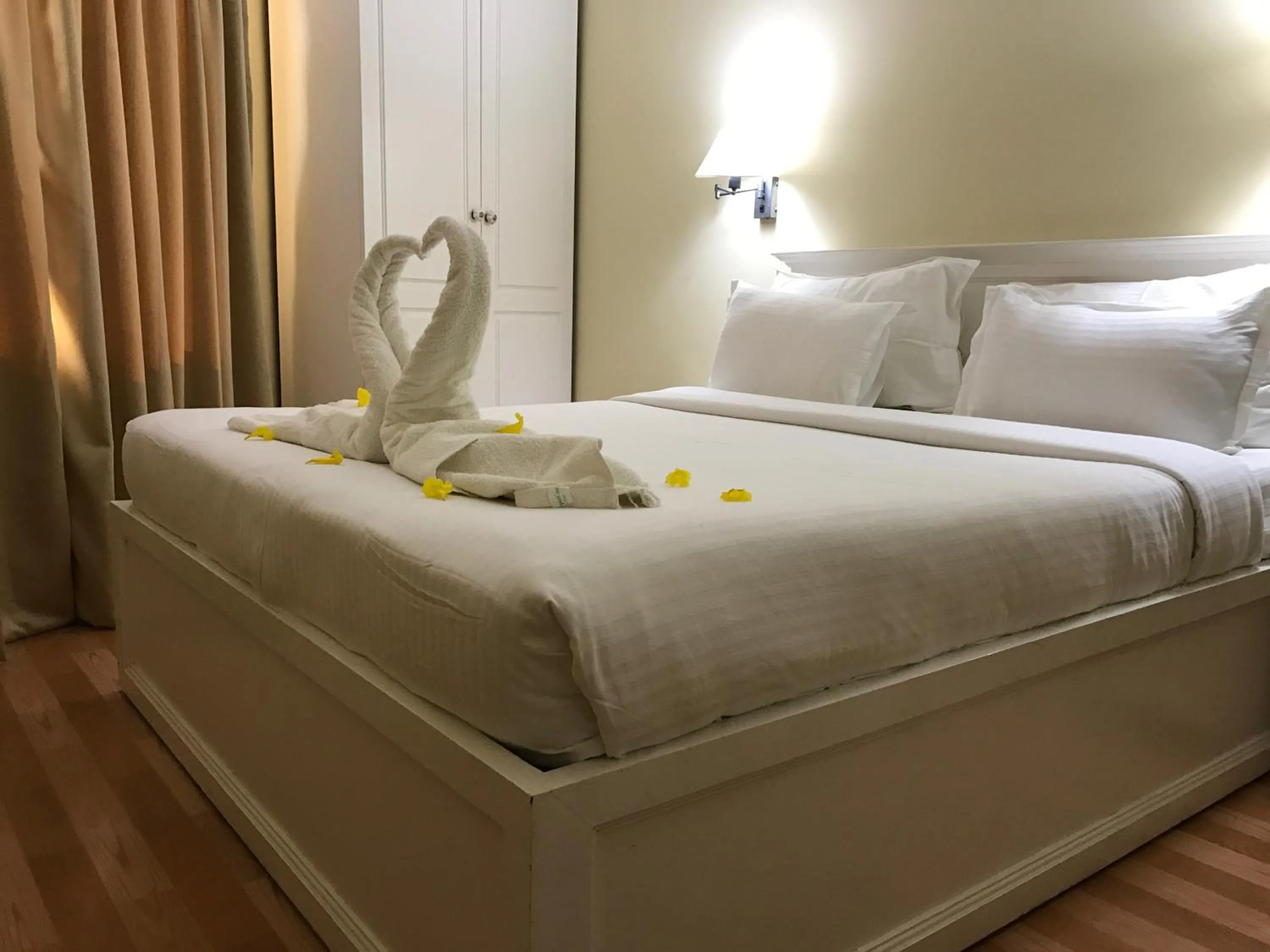 towels, Bed in Daffodils Spice Court