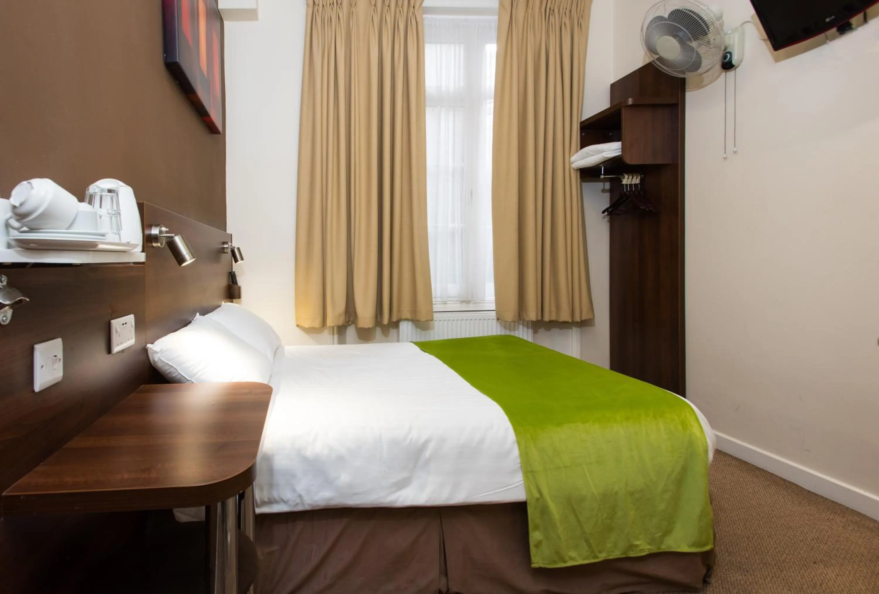 Bed in Marble Arch Inn