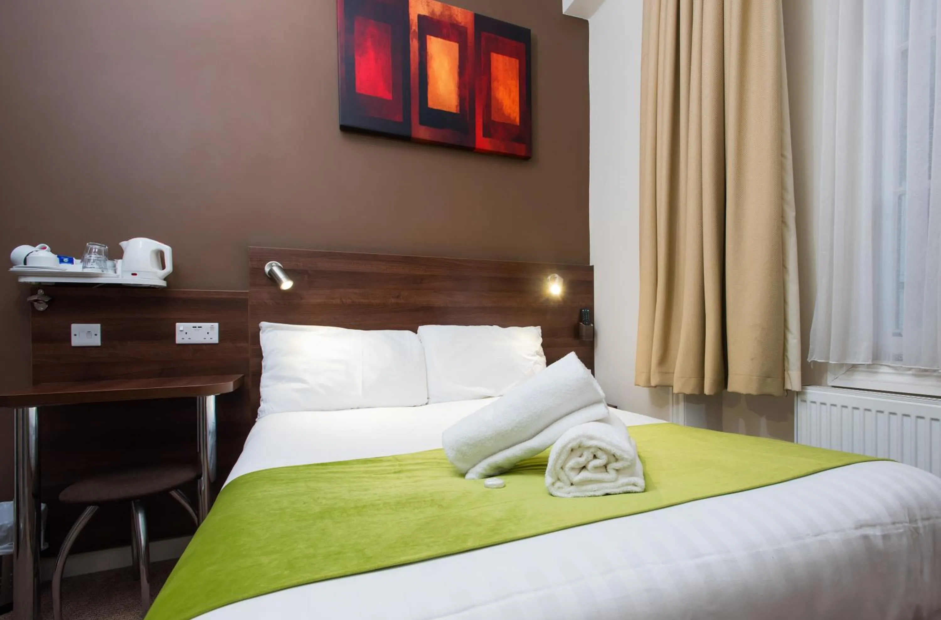 Bed in Marble Arch Inn