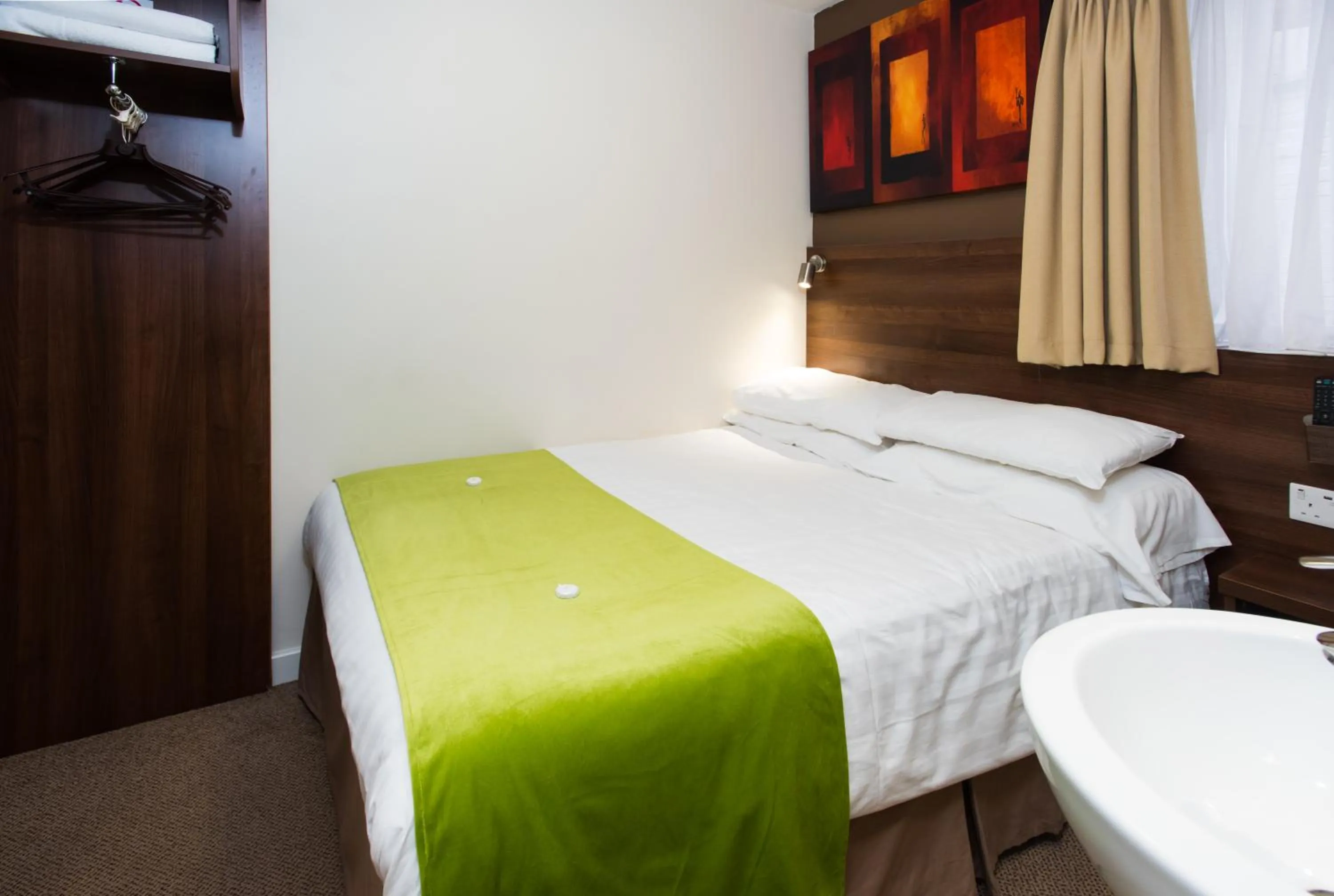 Bedroom, Bed in Marble Arch Inn