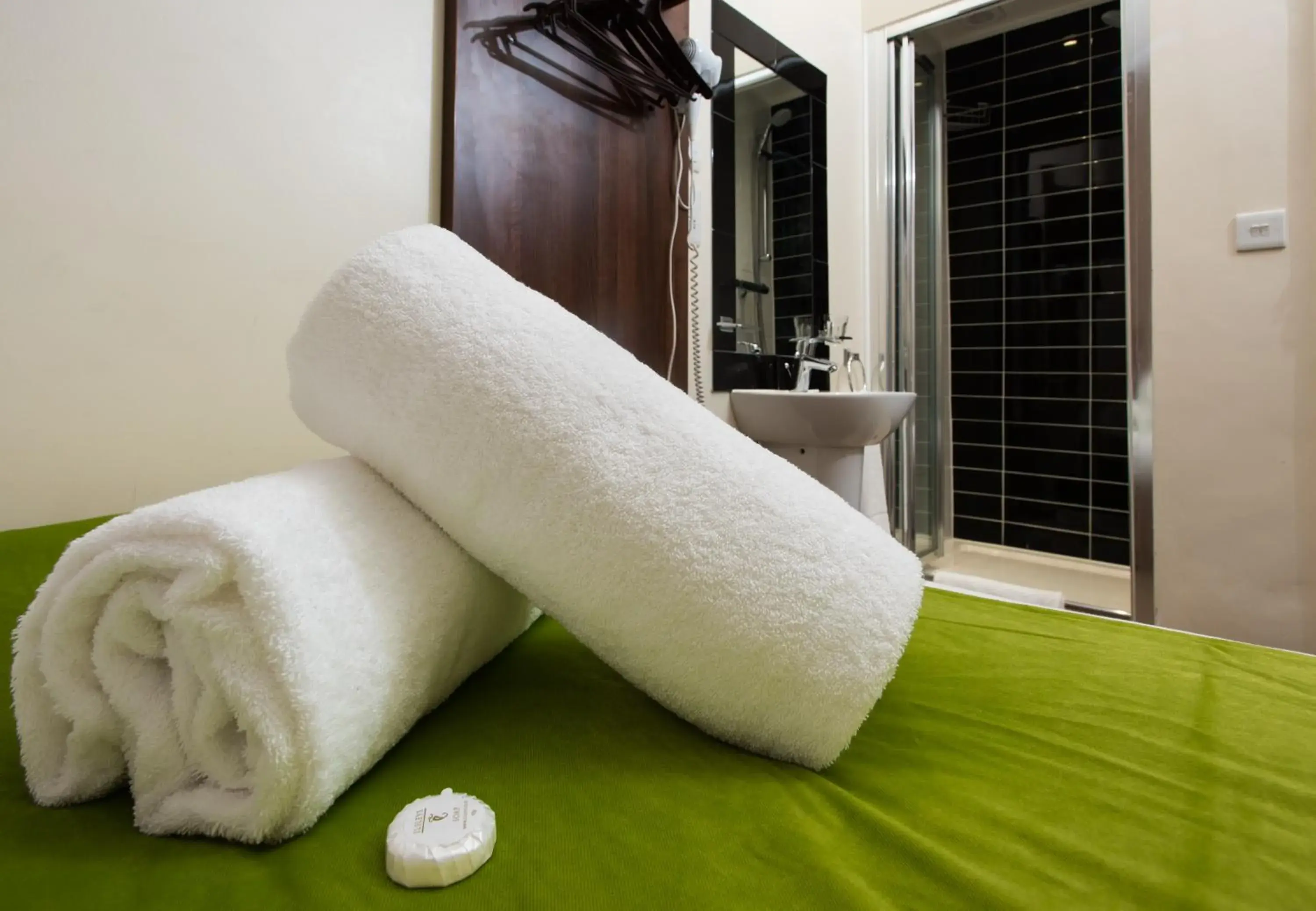 Double Room with Shared Bathroom in Marble Arch Inn Double Room with Shared Bathroom in Marble Arch Inn