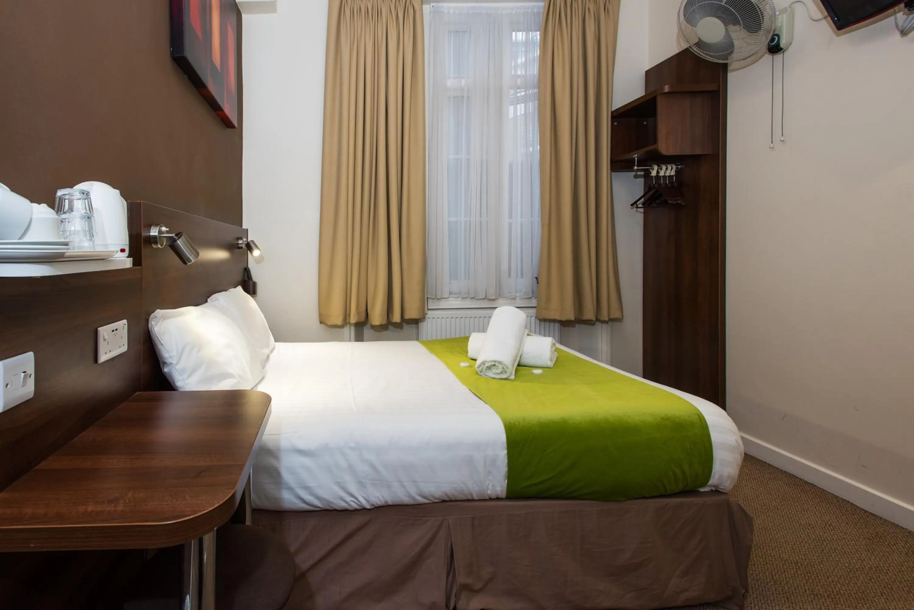 Bed in Marble Arch Inn