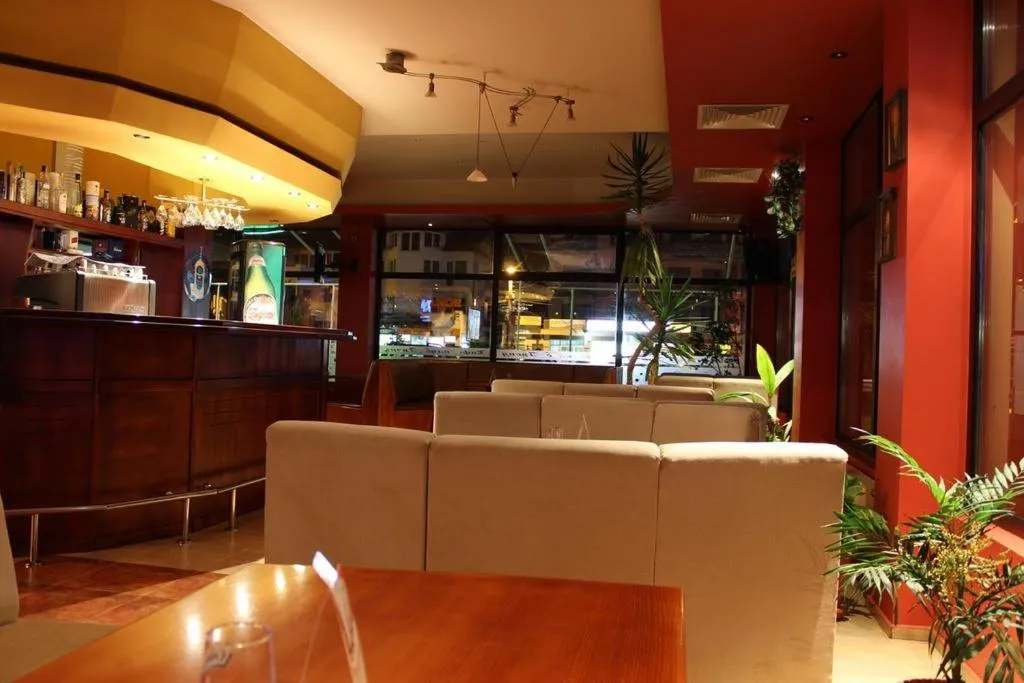 Restaurant/places to eat in Hotel Grand