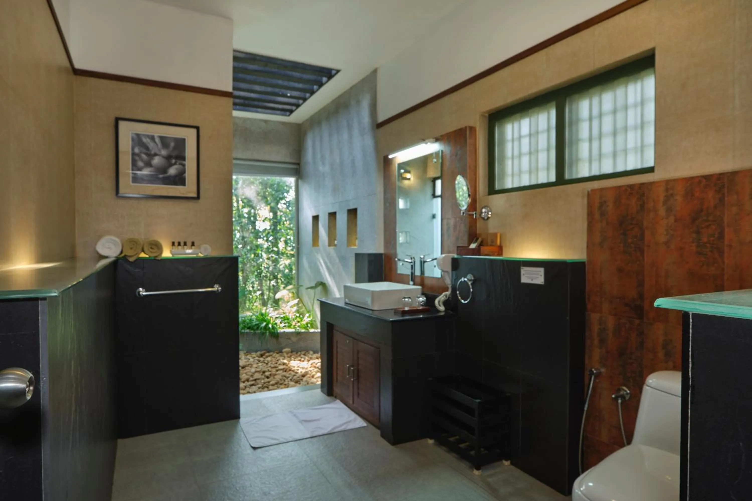 Bathroom in Reen Resorts Aanavilasam Plantation Thekkady
