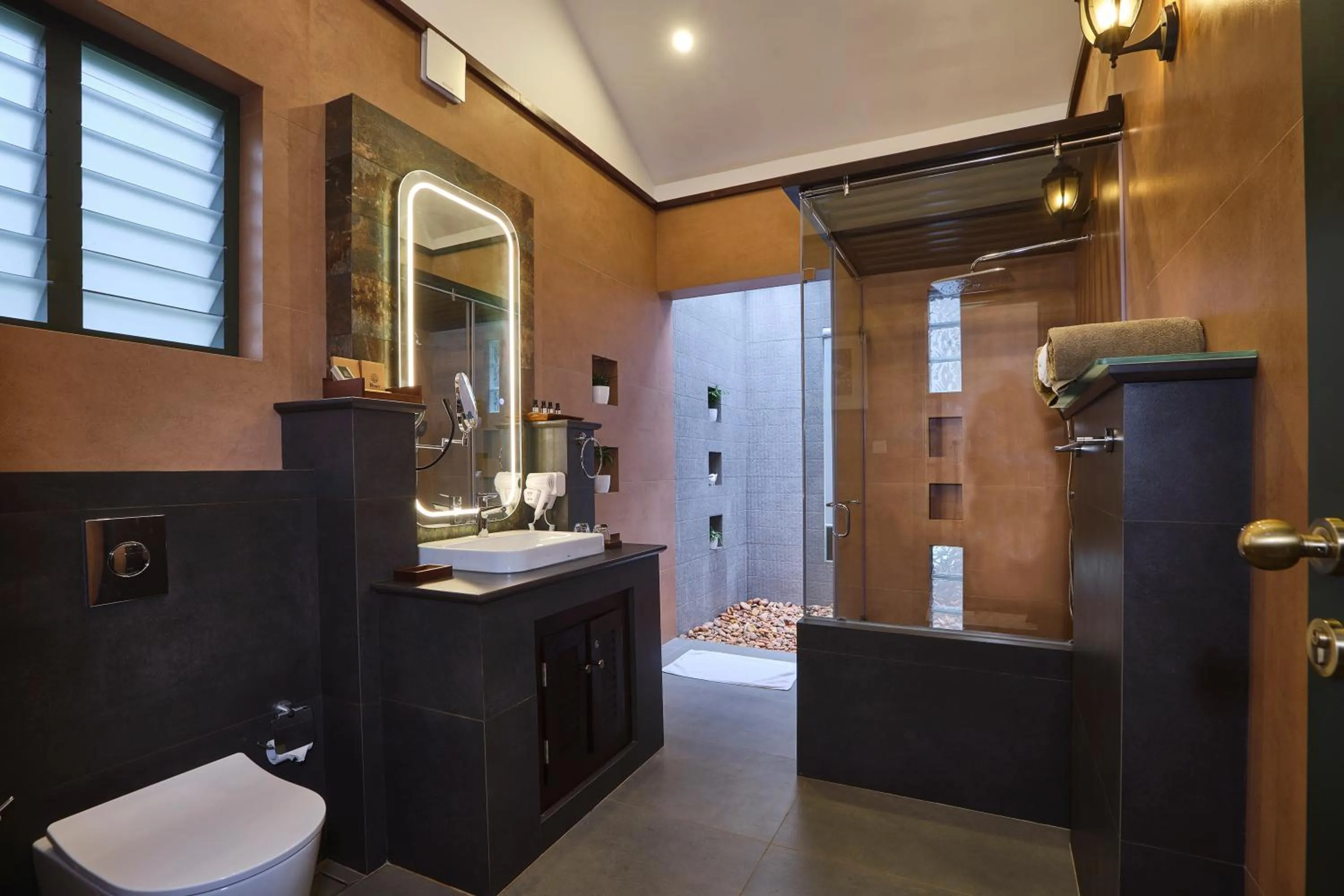 Shower in Reen Resorts Aanavilasam Plantation Thekkady