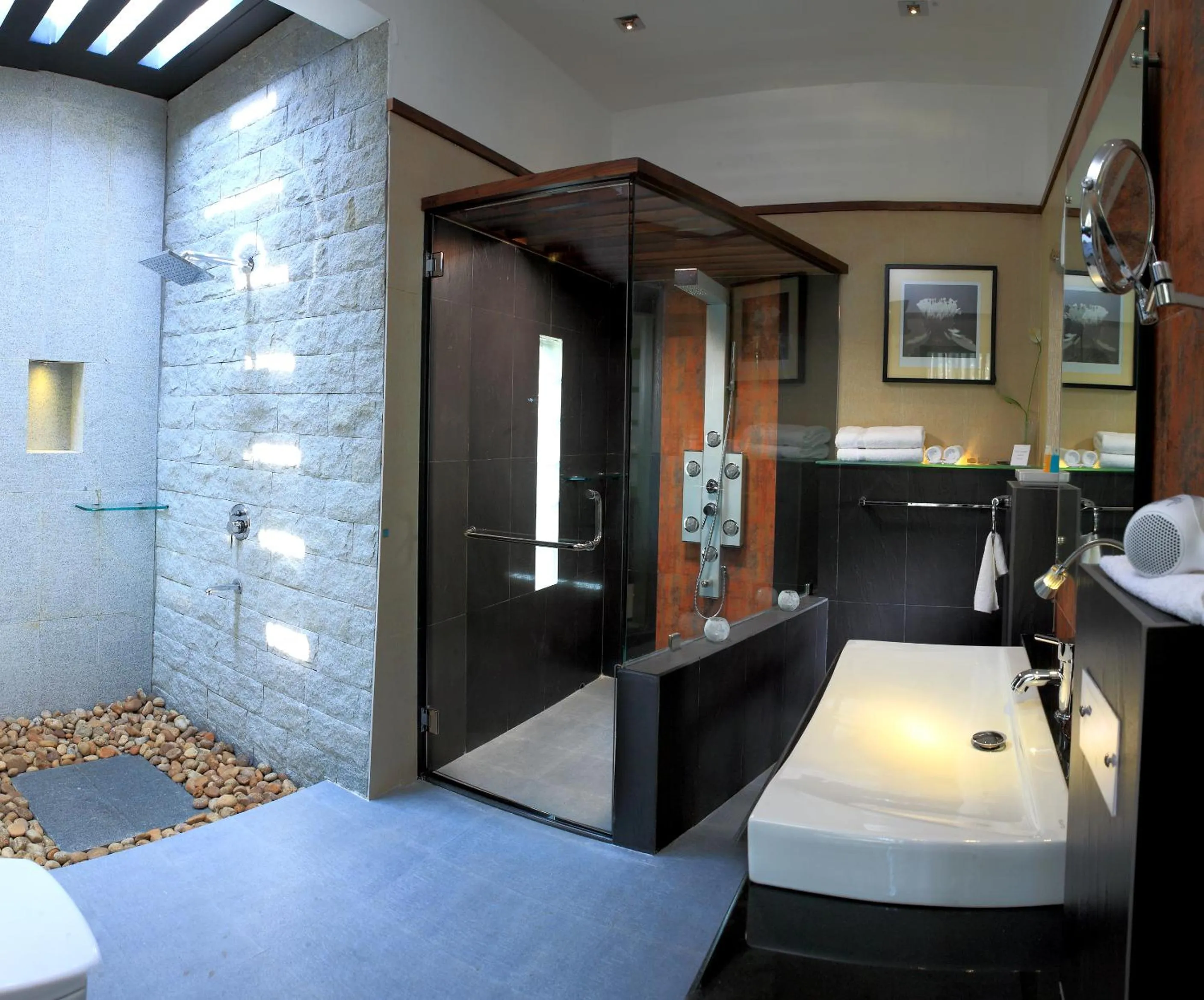 Bathroom in Reen Resorts Aanavilasam Plantation Thekkady