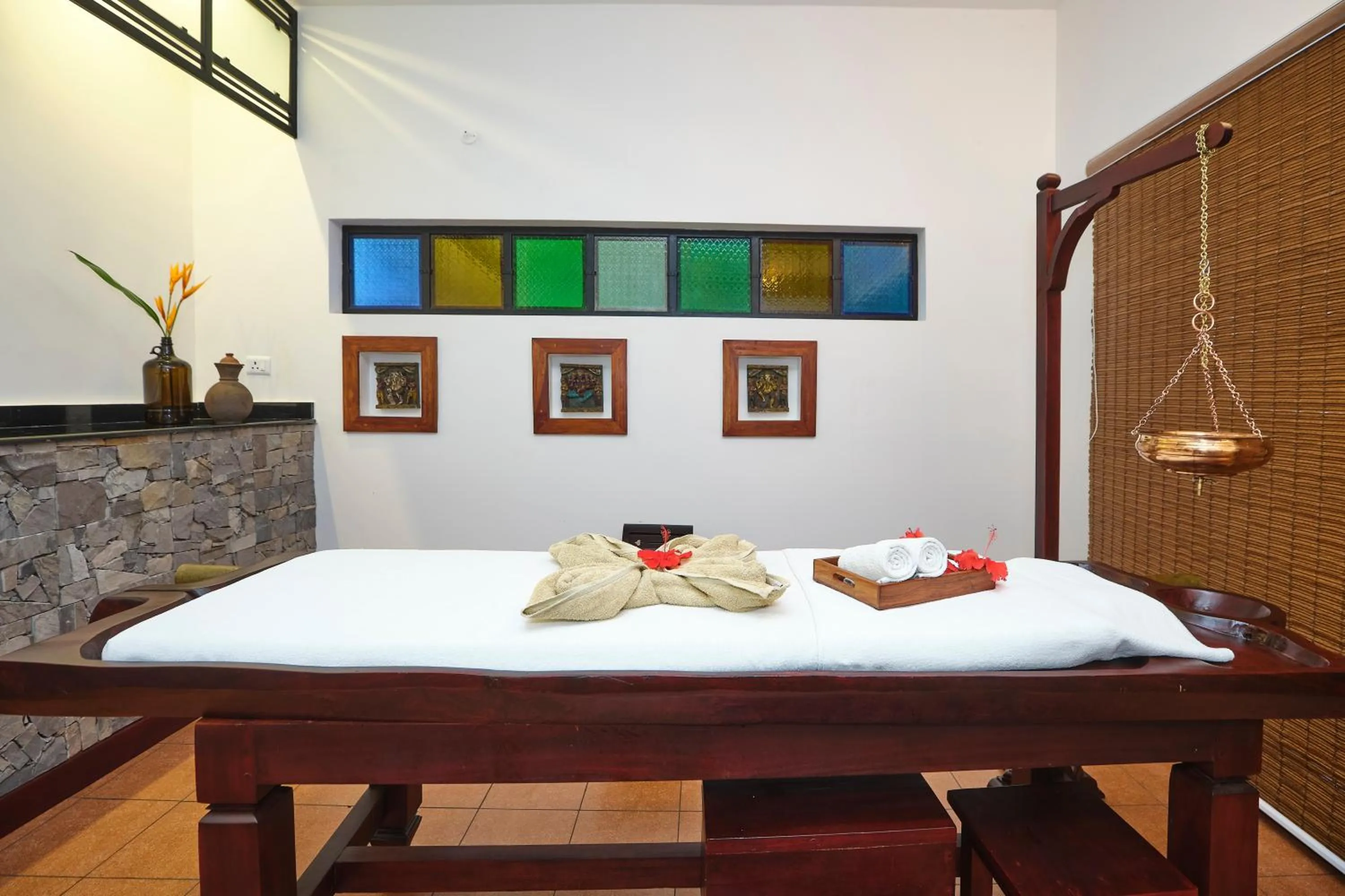 Massage in Reen Resorts Aanavilasam Plantation Thekkady