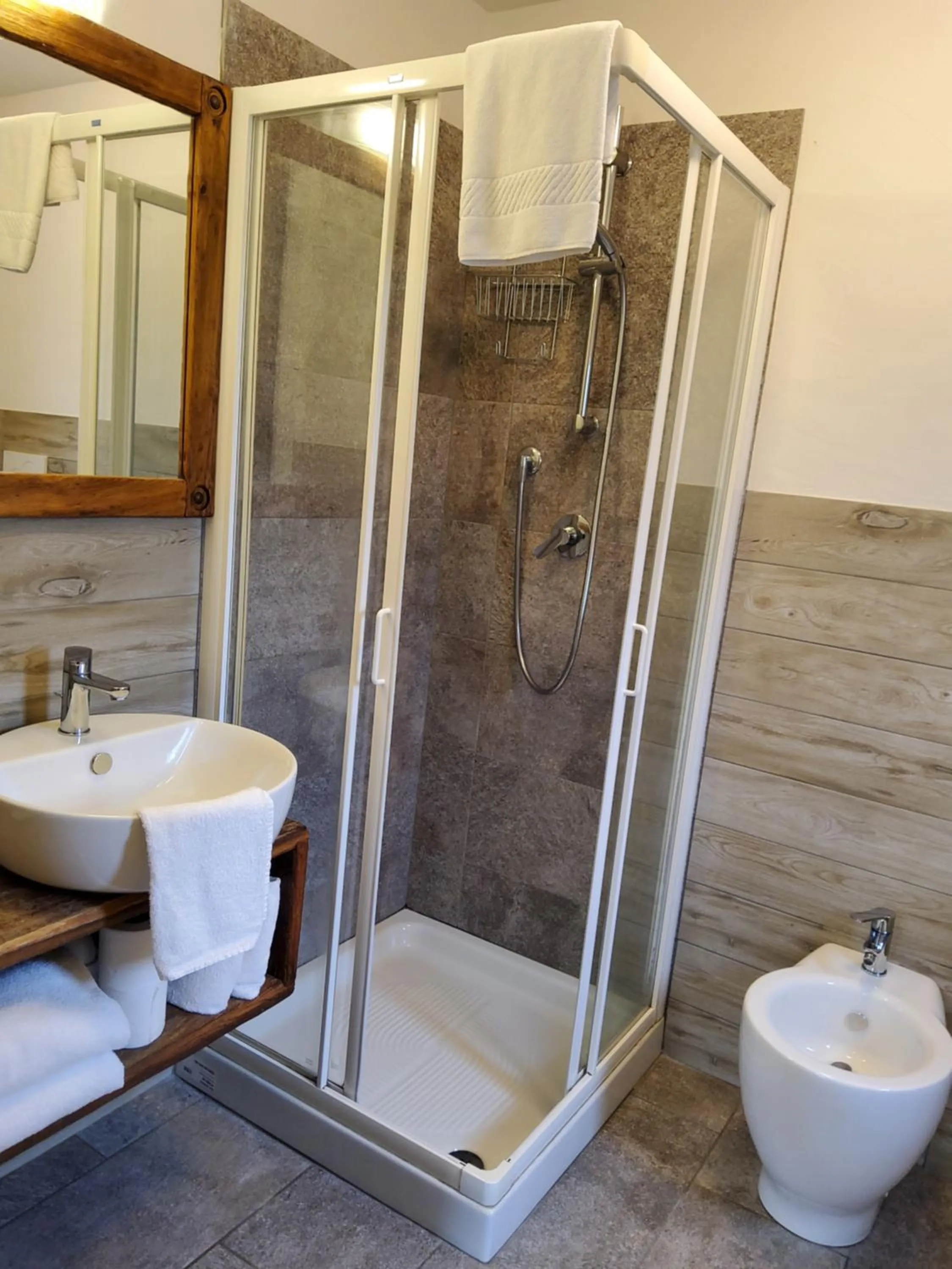 Shower in La Vigne de Papagran