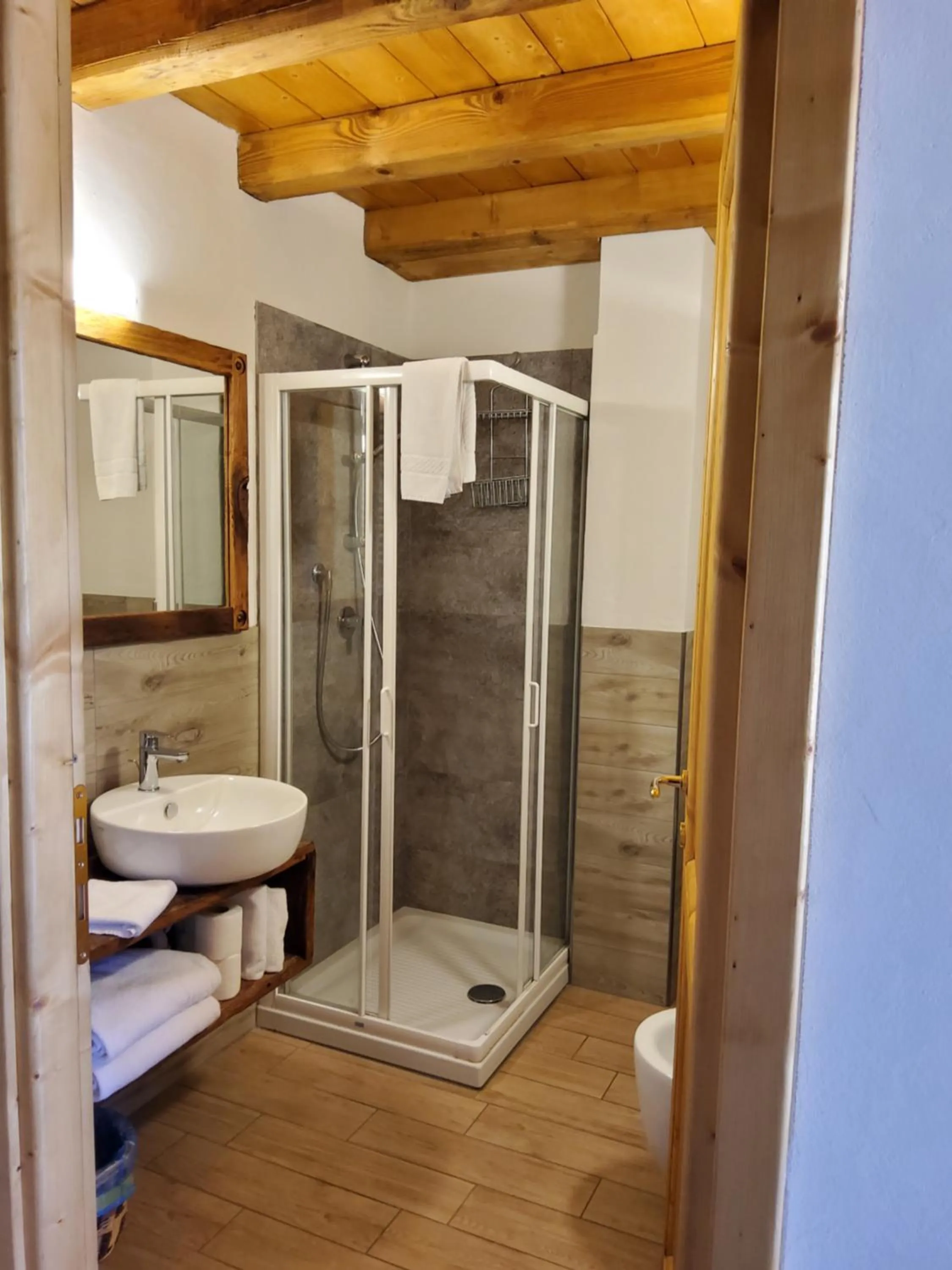 Shower in La Vigne de Papagran