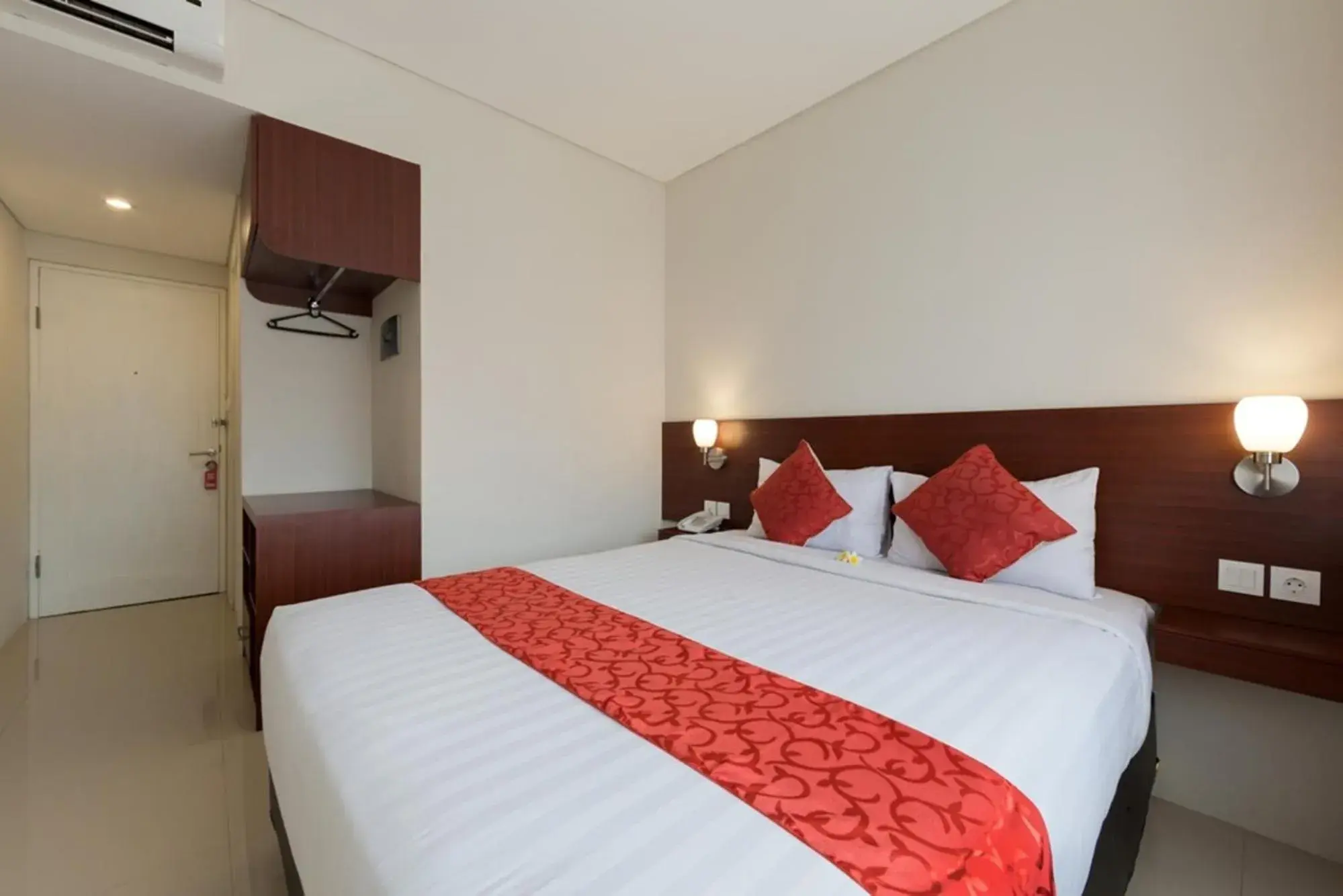 Superior Double Room in The Rinaya Canggu by ecommerceloka Superior Double Room in The Rinaya Canggu by ecommerceloka