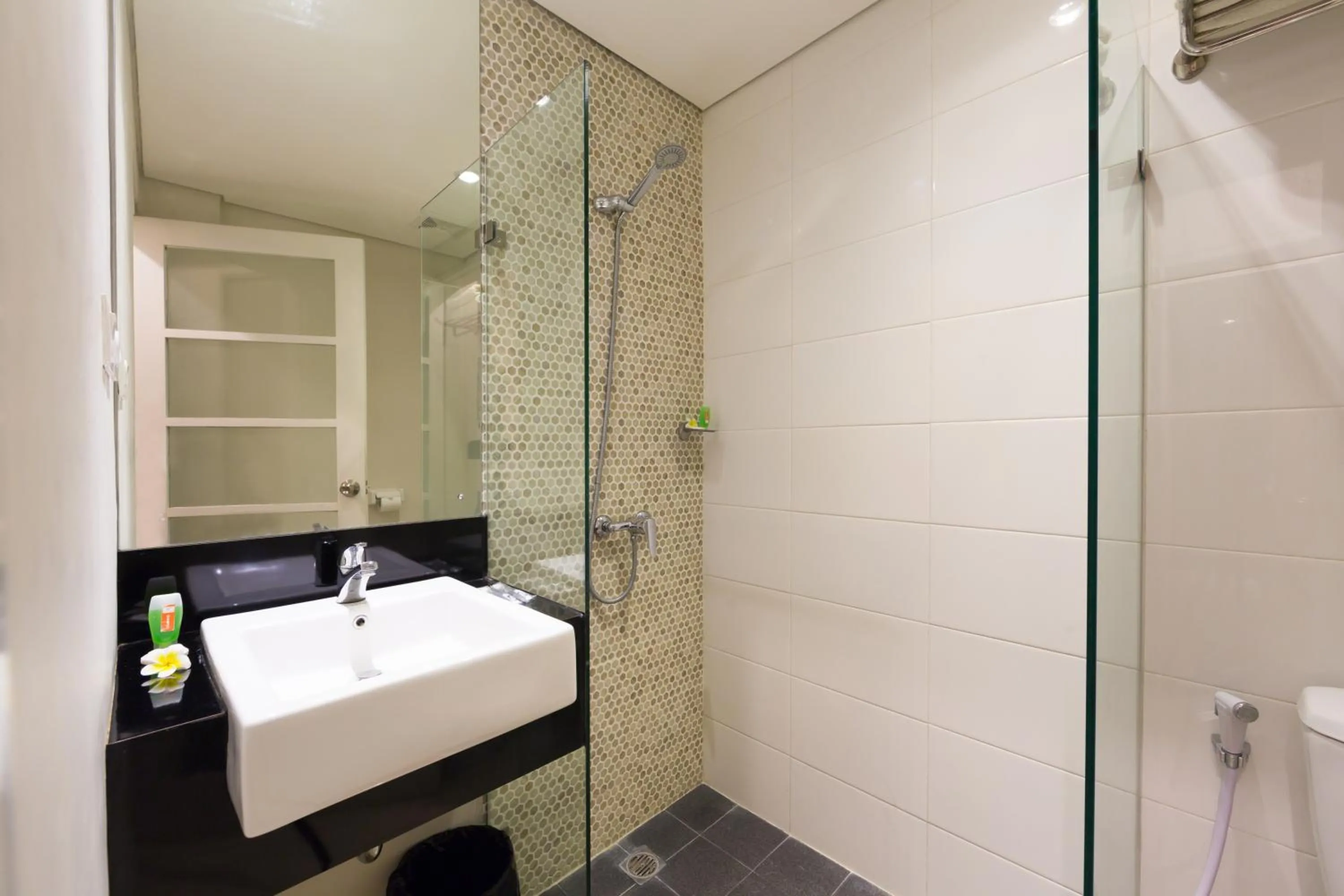 Shower in The Rinaya Canggu by ecommerceloka