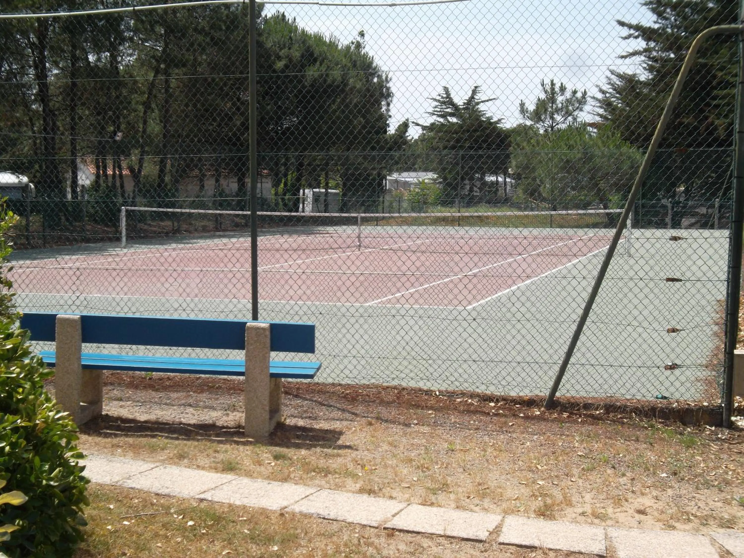 Tennis court in Le Hameau de l'Ocean