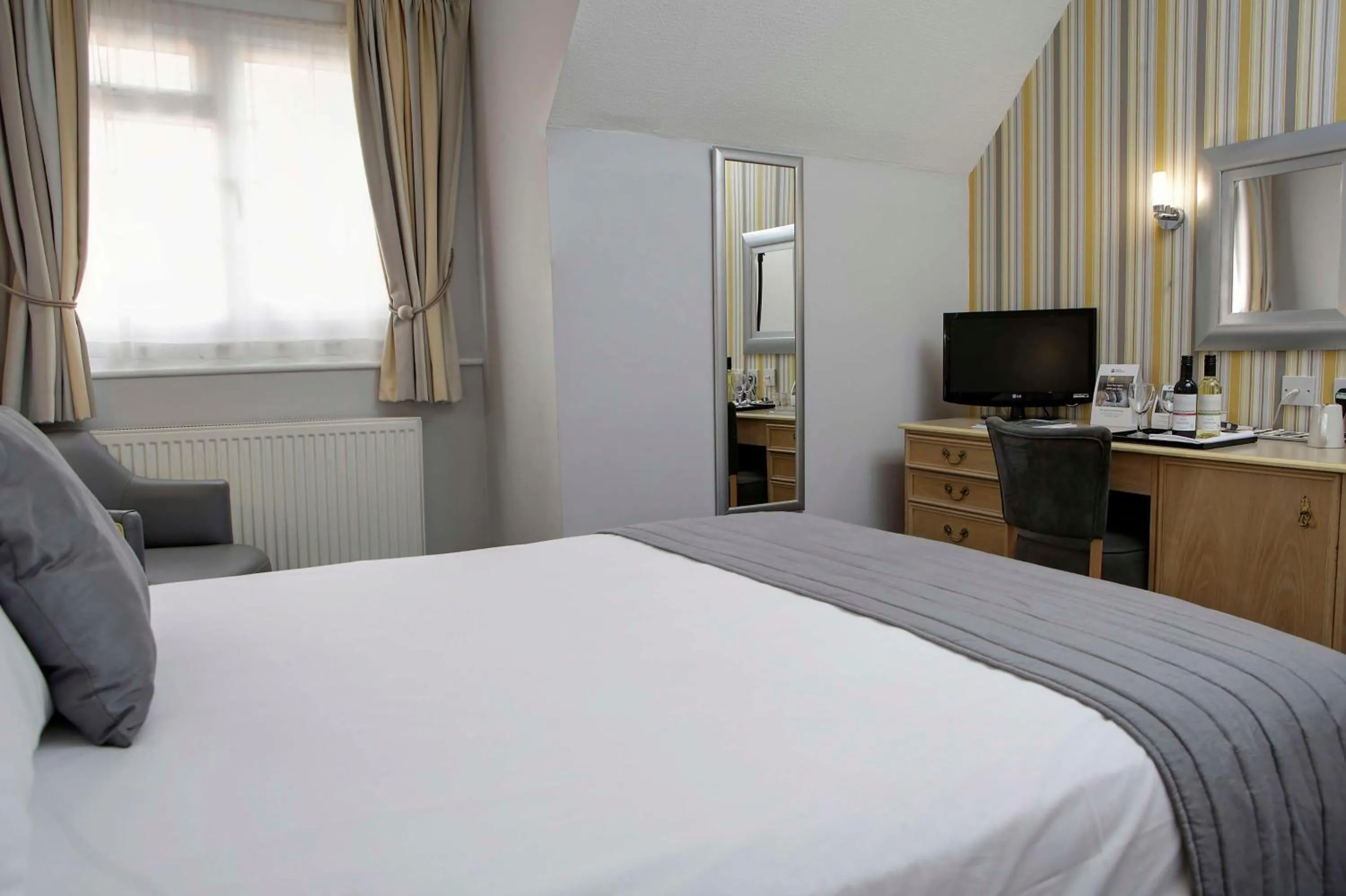 Bedroom, Bed in Best Western Reading Calcot Hotel