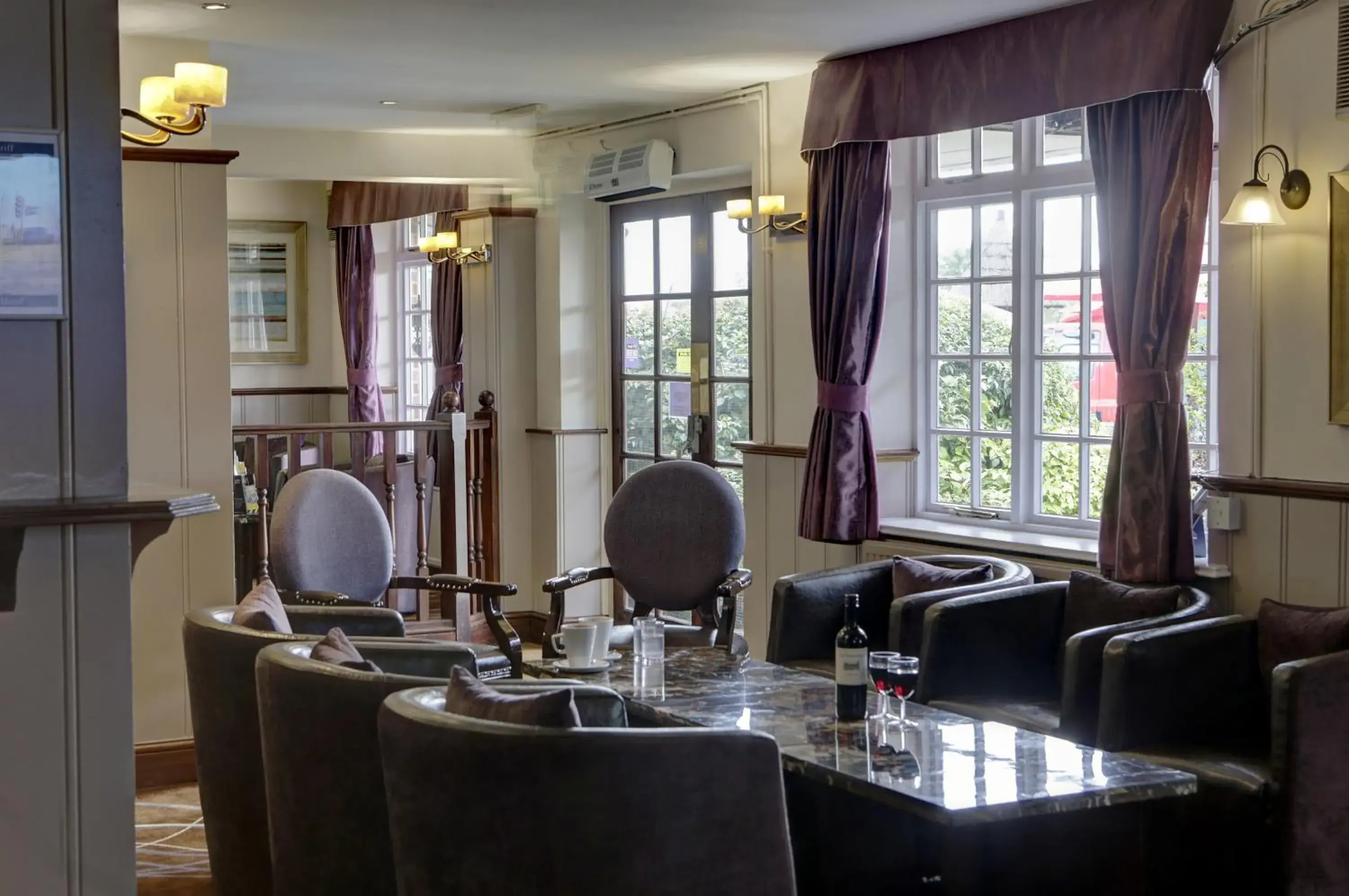 Lounge or bar in Best Western Reading Calcot Hotel Lounge or bar in Best Western Reading Calcot Hotel