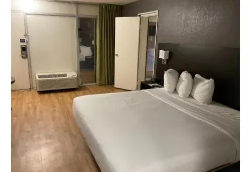 King Room with Spa Bath - single occupancy in Studio 6 Extended Stay - Columbus, GA -Downtown King Room with Spa Bath - single occupancy in Studio 6 Extended Stay - Columbus, GA -Downtown