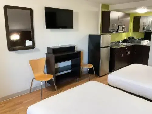 Deluxe Triple Room - single occupancy in Studio 6 Extended Stay - Columbus, GA -Downtown Deluxe Triple Room - single occupancy in Studio 6 Extended Stay - Columbus, GA -Downtown