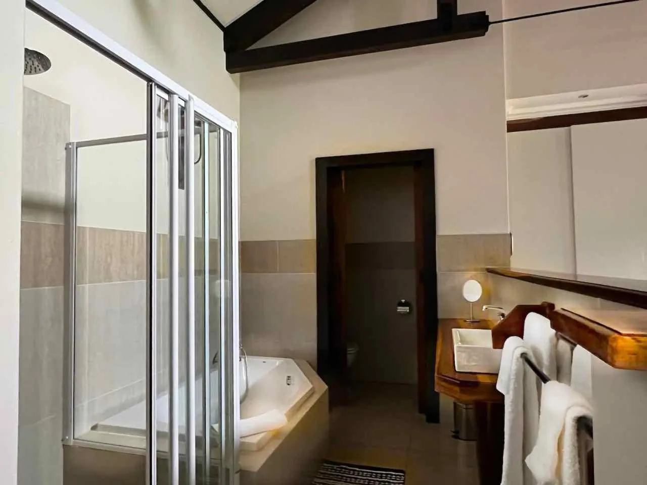 Shower, Bed in Malachite Manor