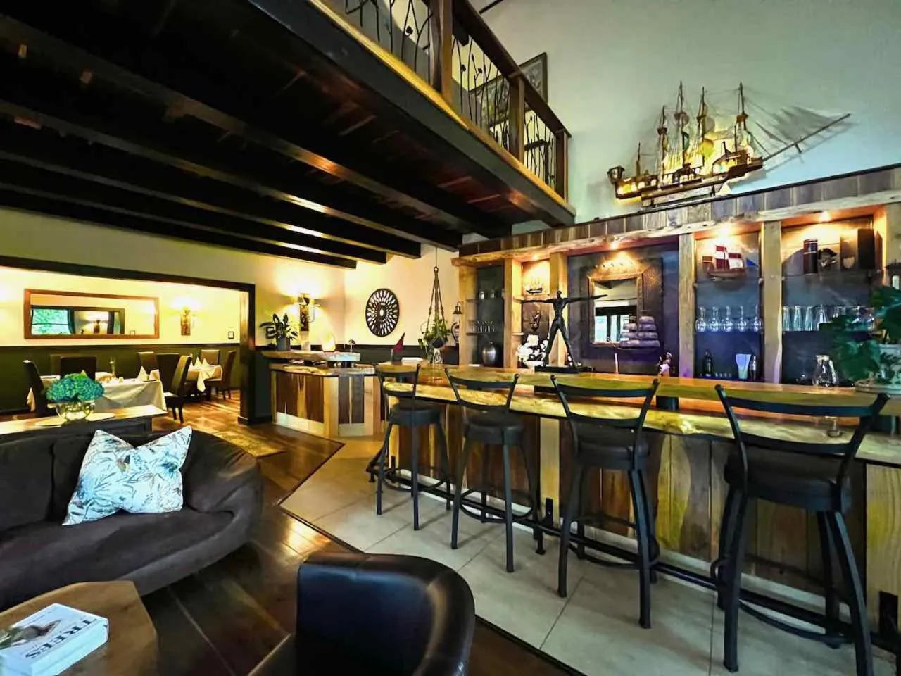 Restaurant/places to eat in Malachite Manor