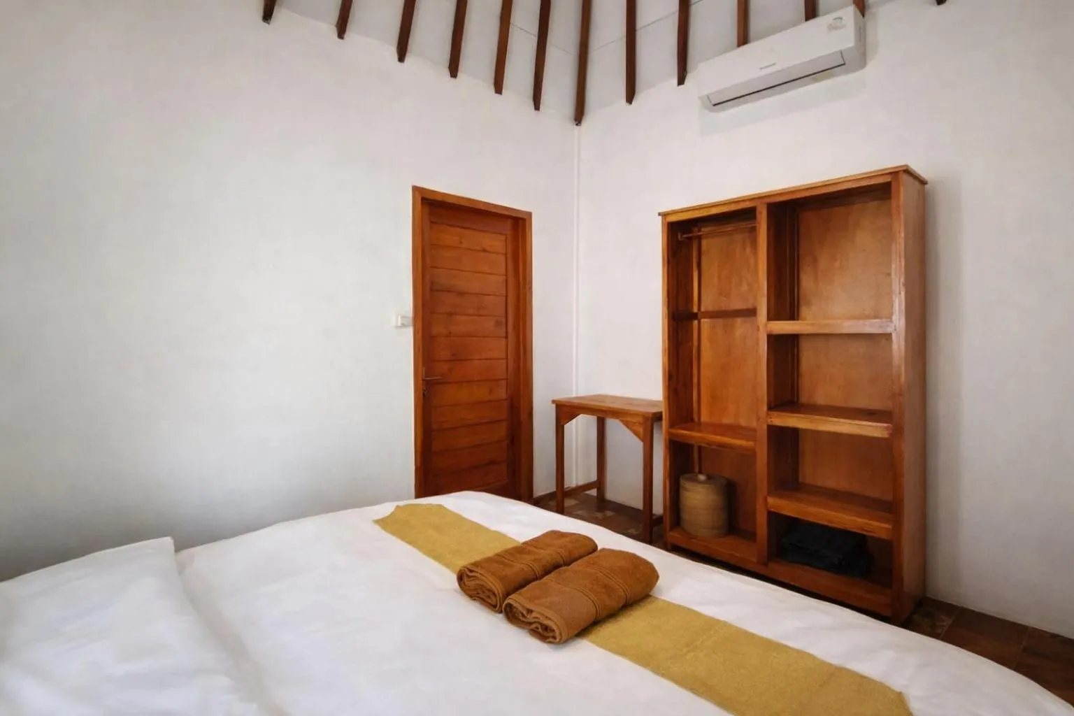 King Room with Pool View in Cici Bungalows