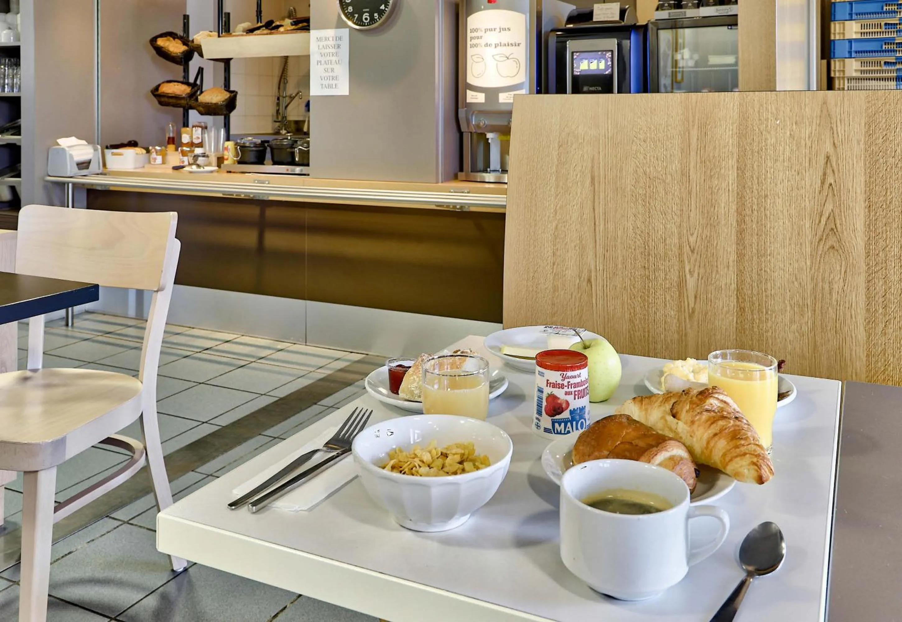 Breakfast in B&B HOTEL Clermont-Ferrand Le Brézet Aéroport