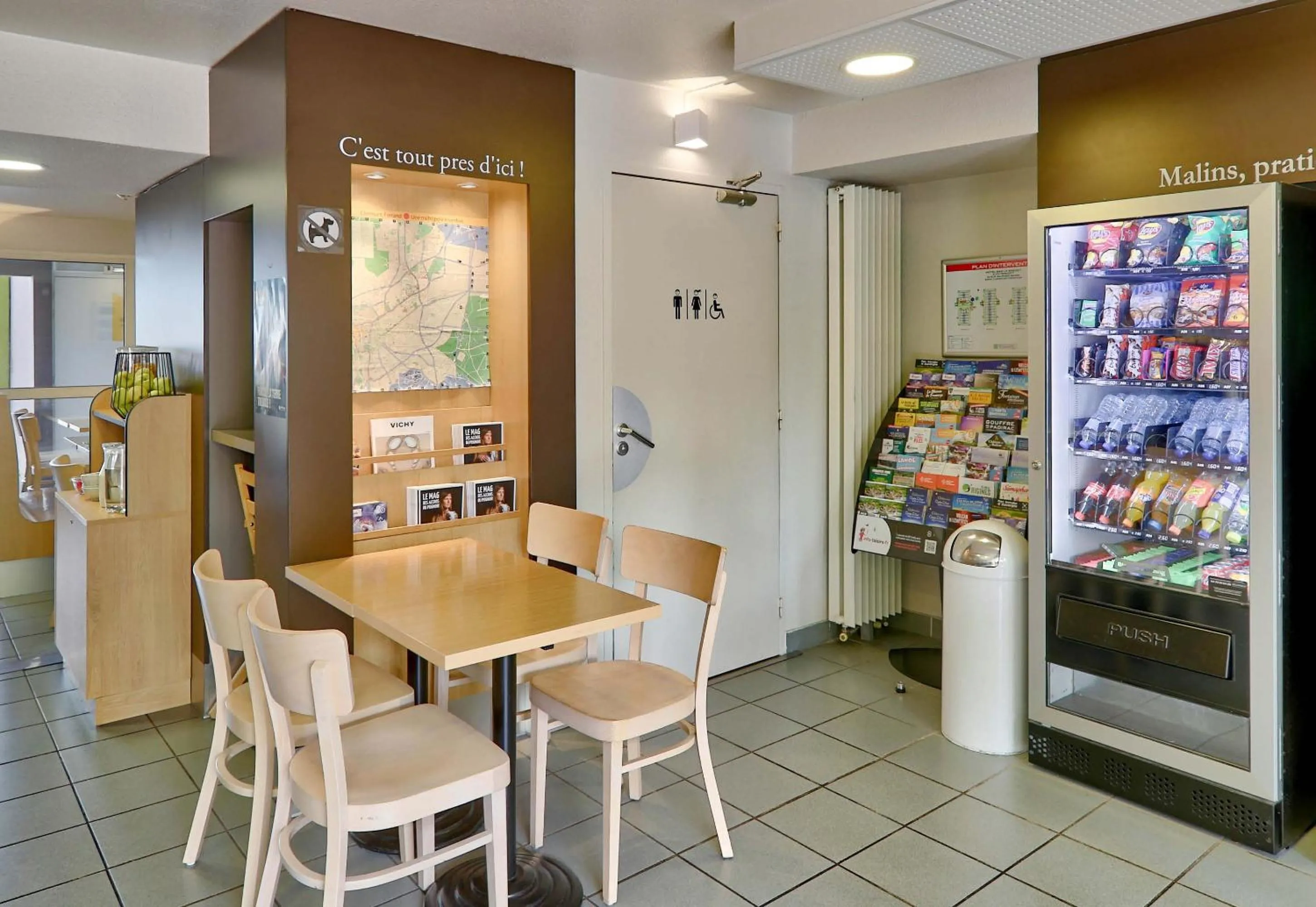 Lobby or reception in B&B HOTEL Clermont-Ferrand Le Brézet Aéroport