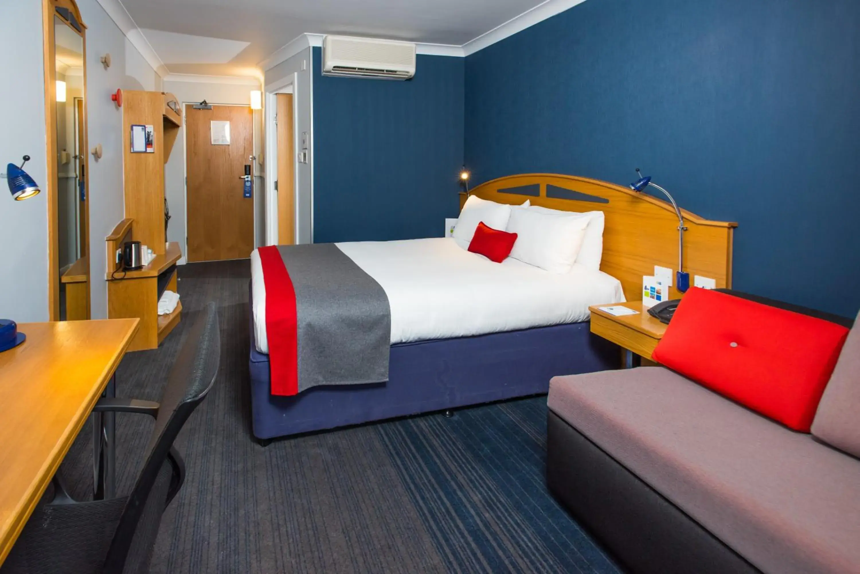 Photo of the whole room, Bed in Holiday Inn Express East Midlands Airport by IHG Photo of the whole room, Bed in Holiday Inn Express East Midlands Airport by IHG
