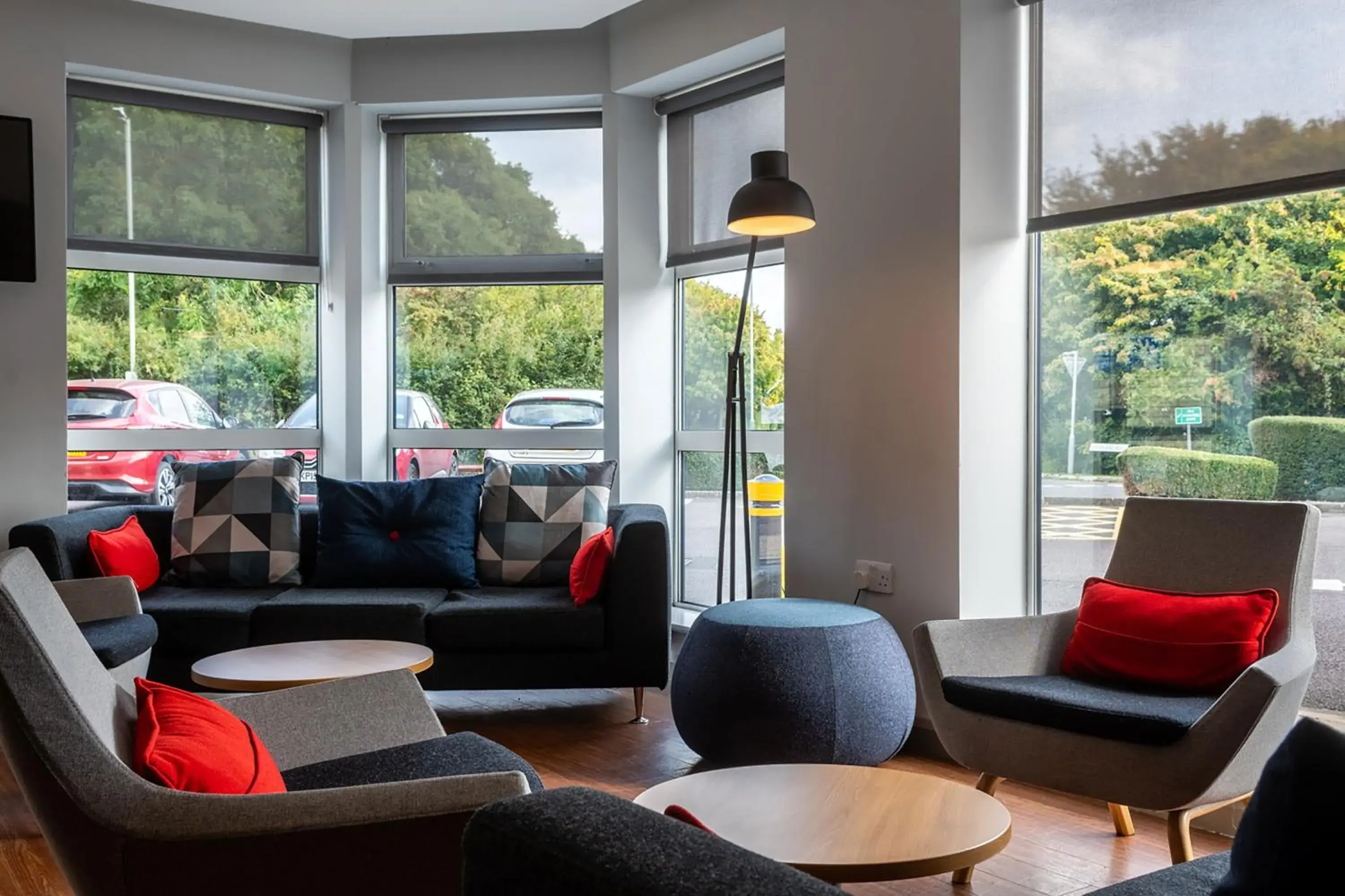 Lounge or bar in Holiday Inn Express Swindon West by IHG Lounge or bar in Holiday Inn Express Swindon West by IHG