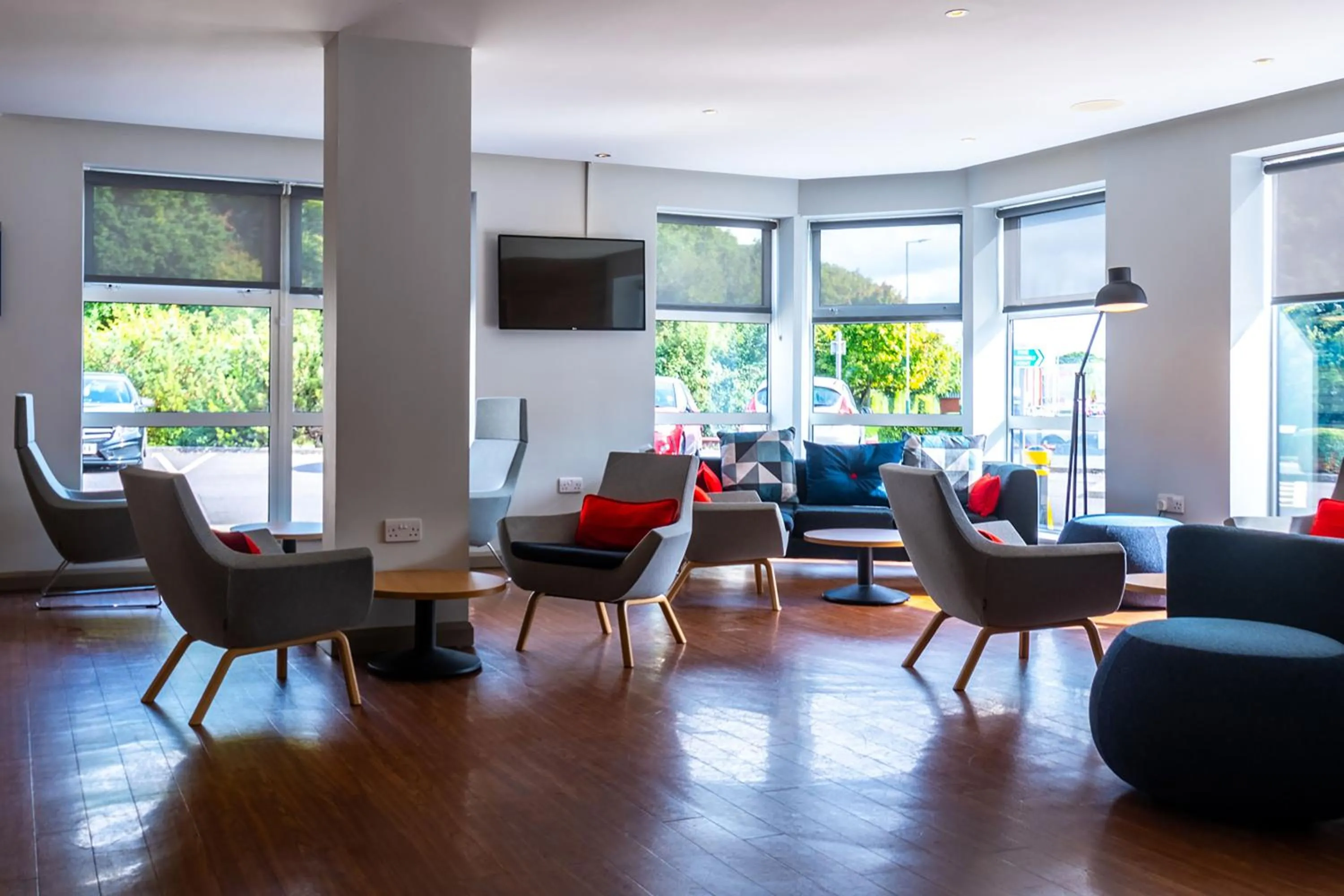 Lounge or bar in Holiday Inn Express Swindon West by IHG