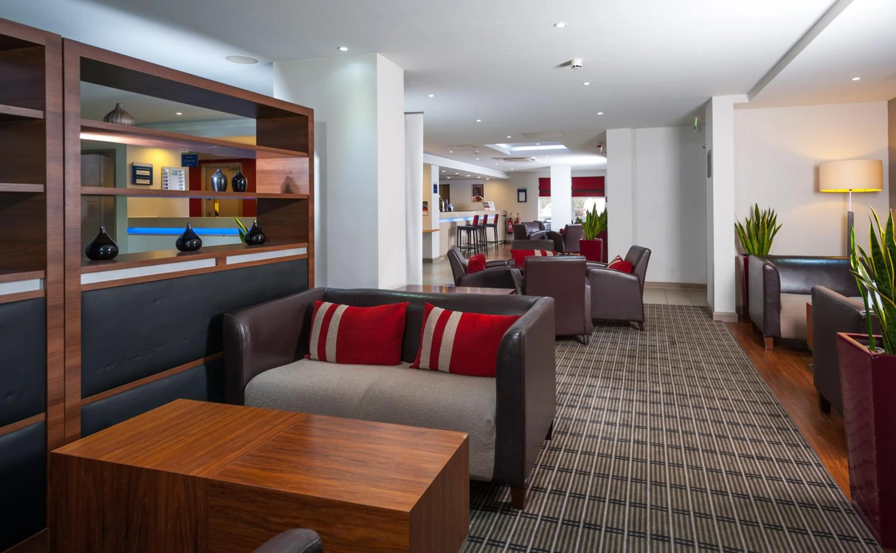 Lounge or bar in Holiday Inn Express Swindon West by IHG