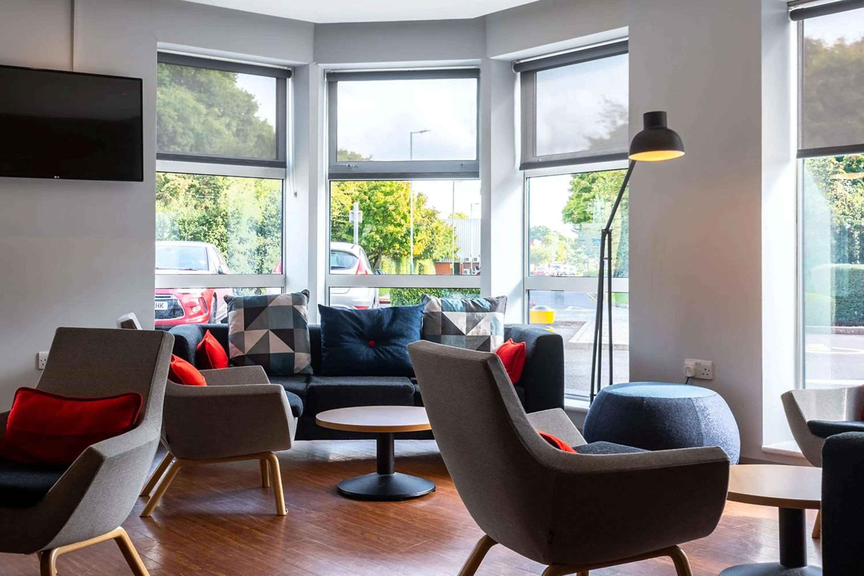 Lounge or bar in Holiday Inn Express Swindon West by IHG