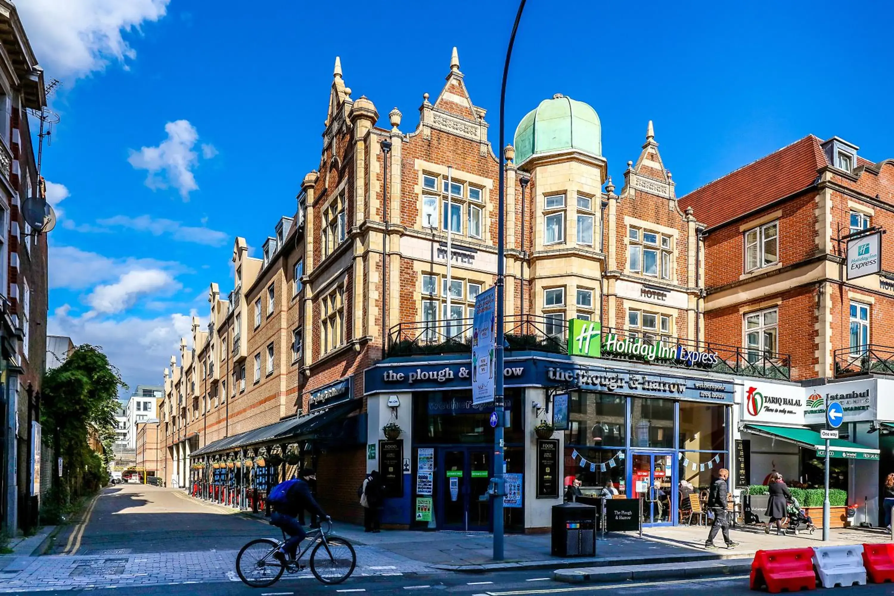 Property building in Holiday Inn Express London-Hammersmith by IHG Property building in Holiday Inn Express London-Hammersmith by IHG
