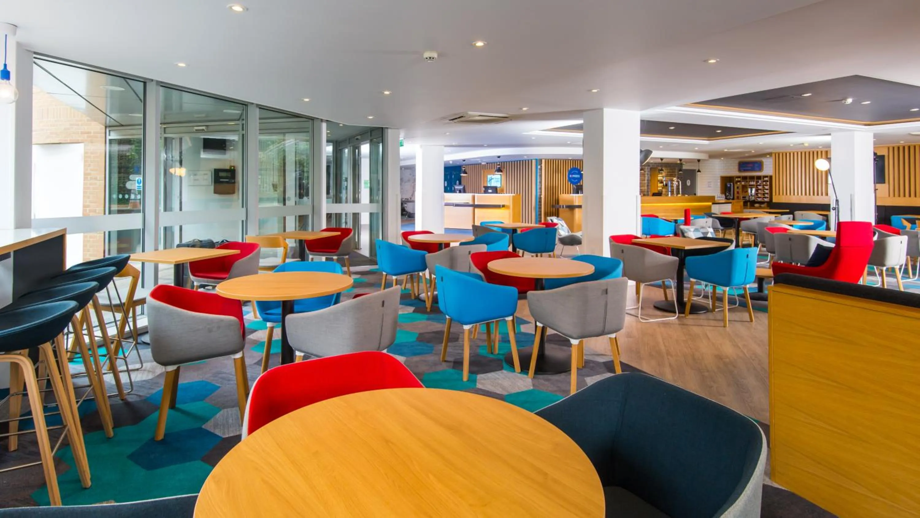 Restaurant/places to eat in Holiday Inn Express London-Hammersmith by IHG