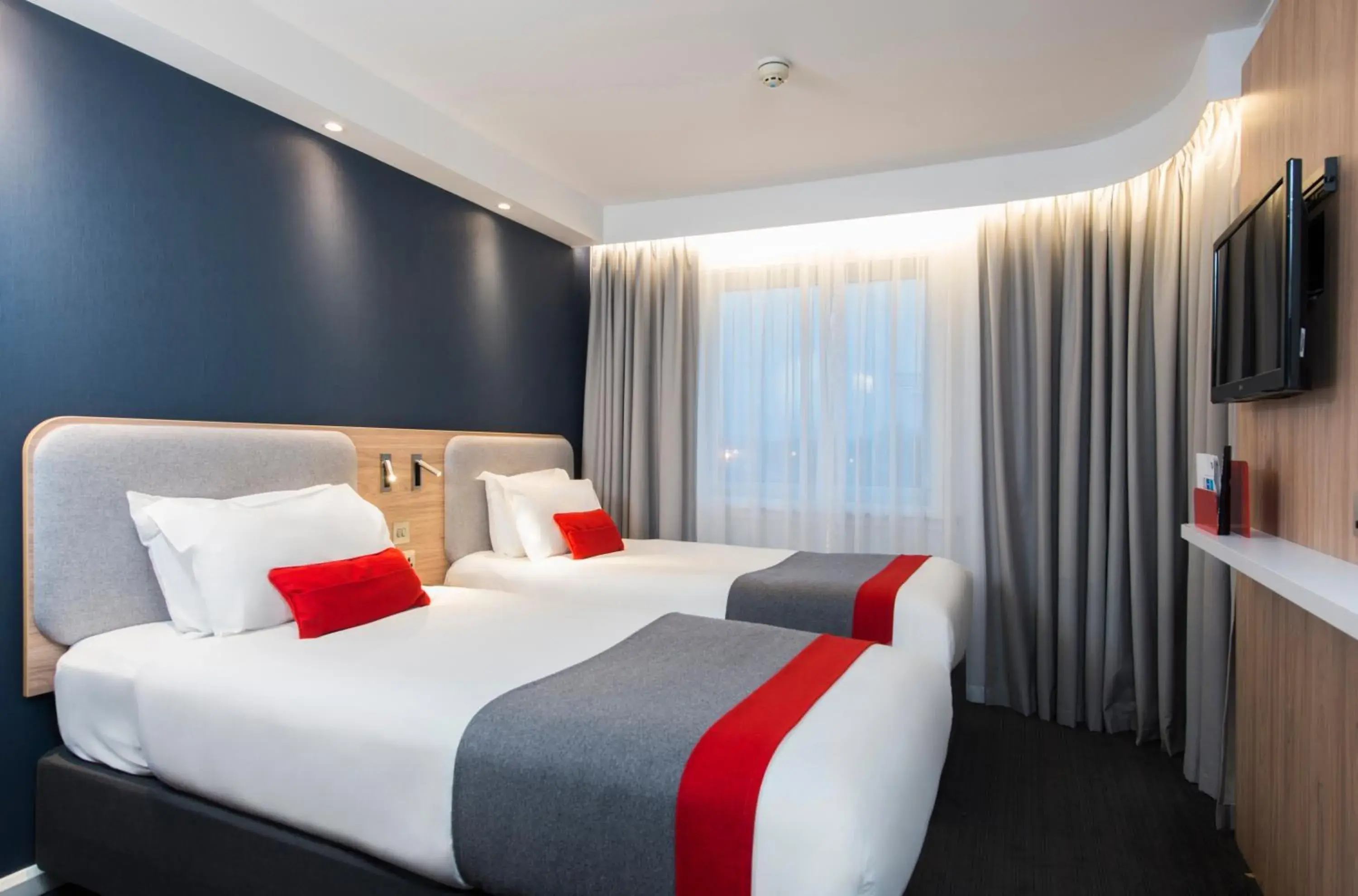 Photo of the whole room, Bed in Holiday Inn Express London-Hammersmith by IHG Photo of the whole room, Bed in Holiday Inn Express London-Hammersmith by IHG